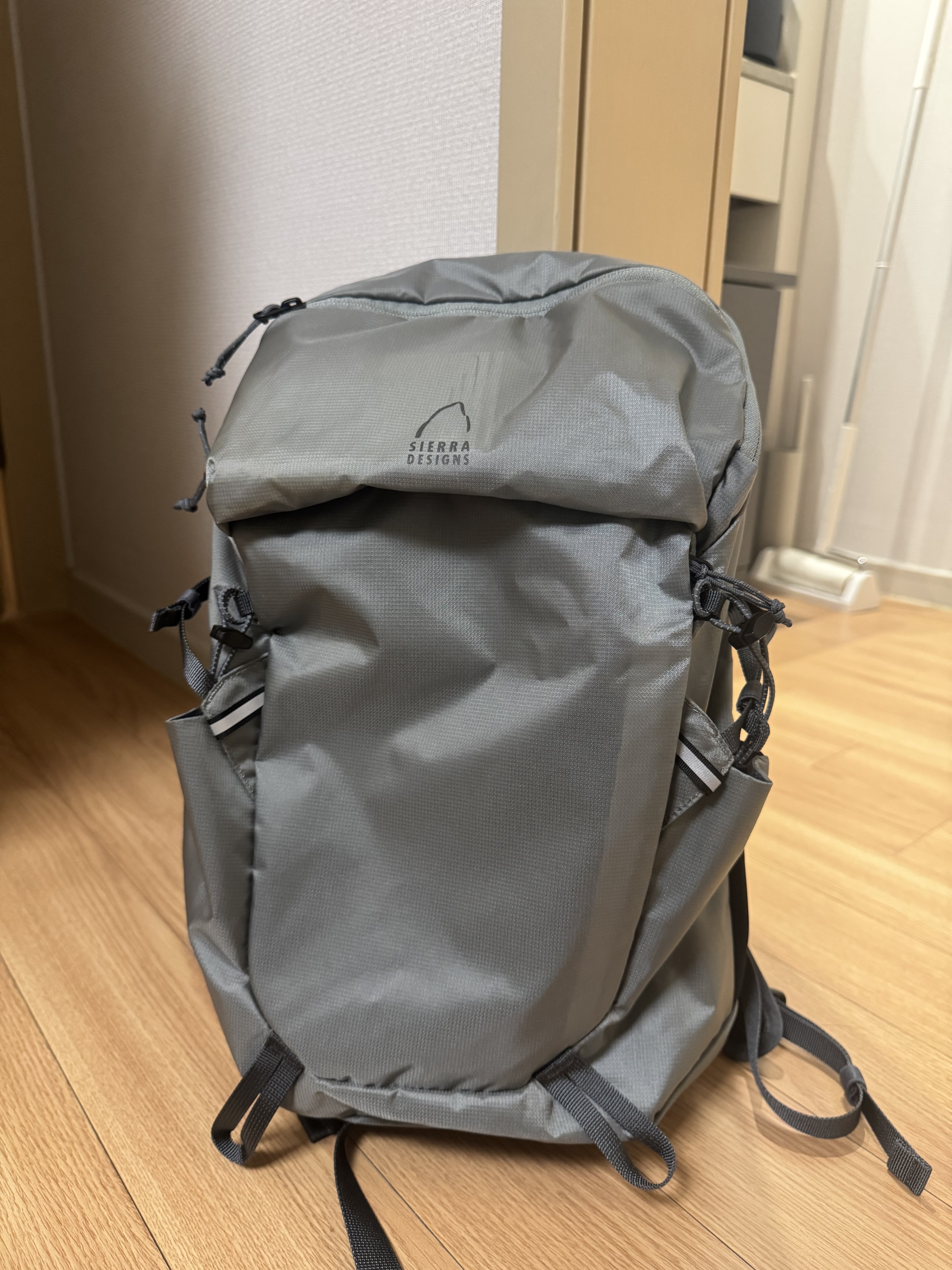 SIERRADESIGNS TENAYAPACK 15L Light Grey, SIERRADESIGNS TENAYAPACK 15L Black 착용 스타일 - 2