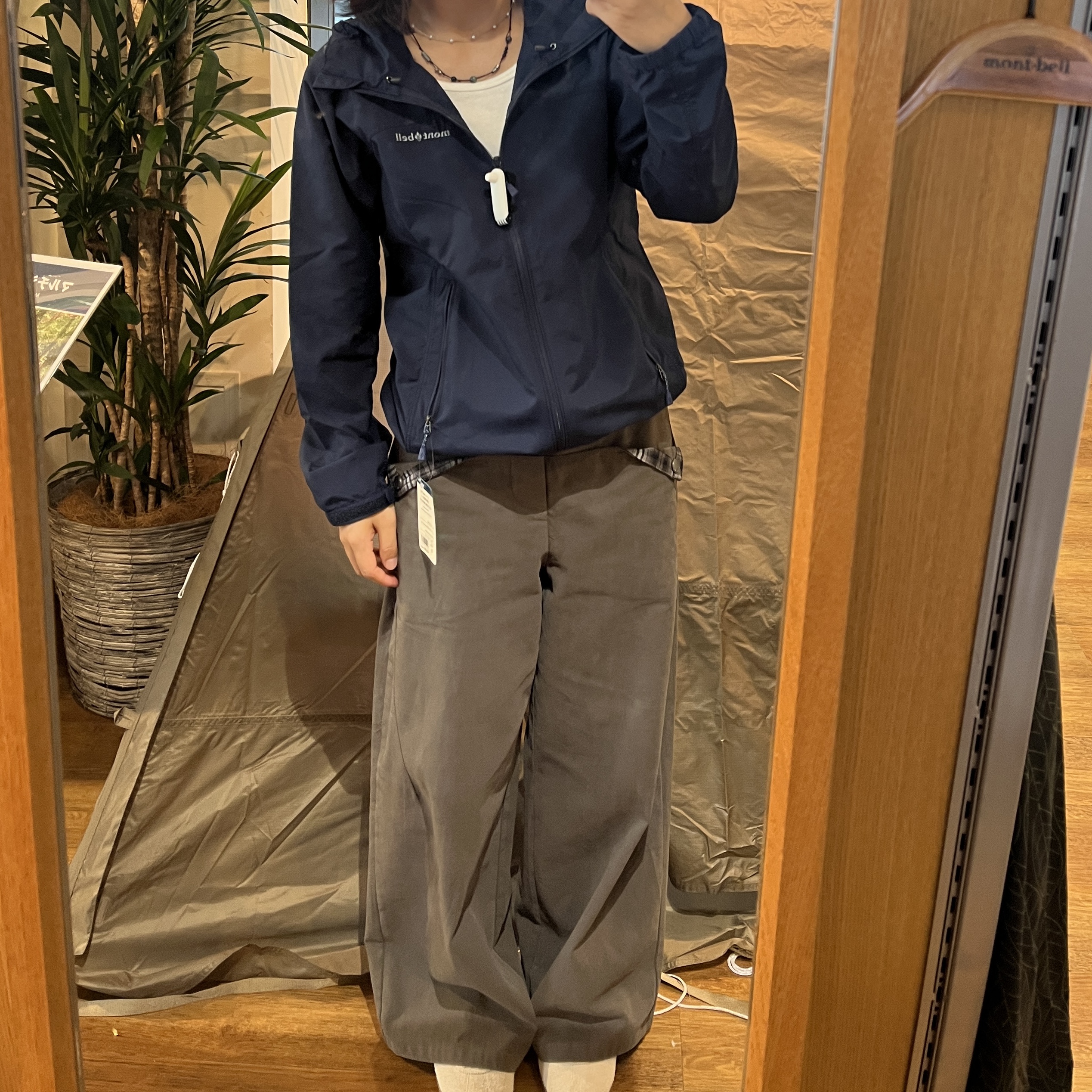 (W) Montbell Light Shell Hooded Jacket Graphite 착용 스타일 - 2