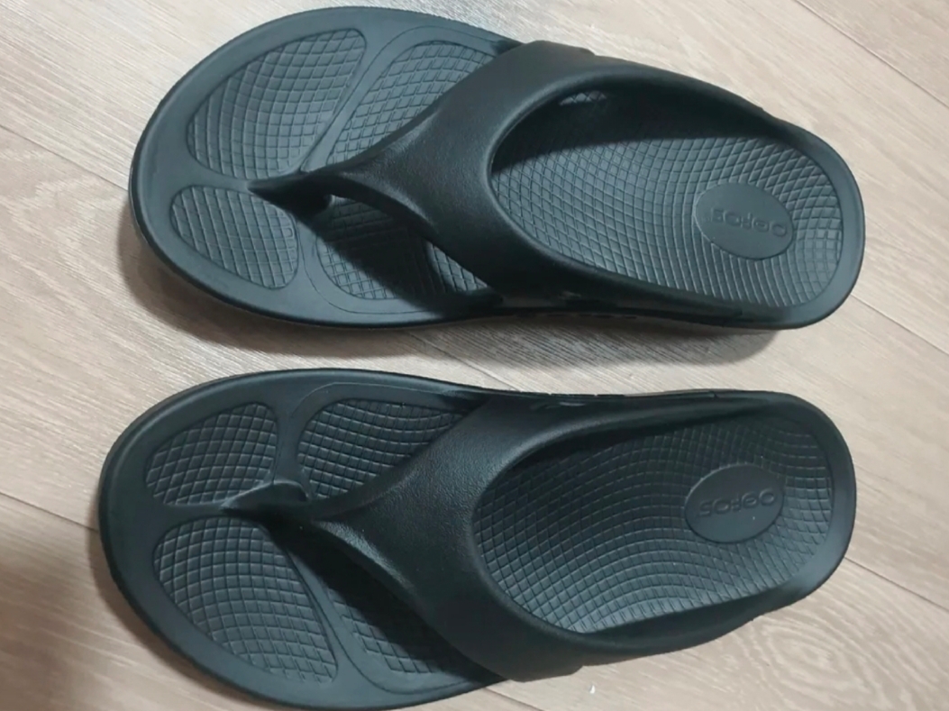 Oofos OOriginal Black 착용 스타일
