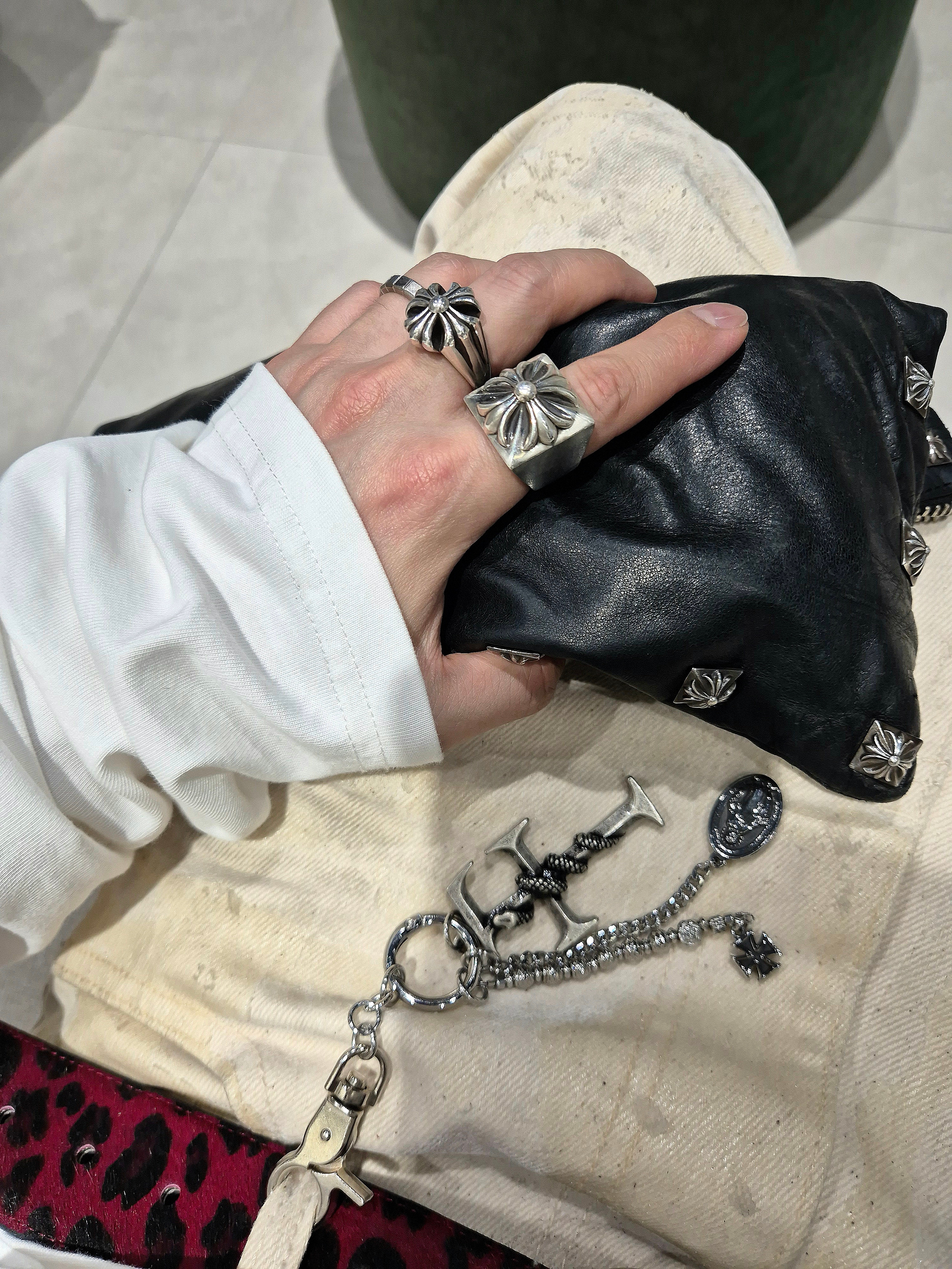 Hansroom Chrome Hearts Zero Pyramid Stud Clutch Bag, Farfromwhat Far F Charm Keyring 착용 스타일 - 2