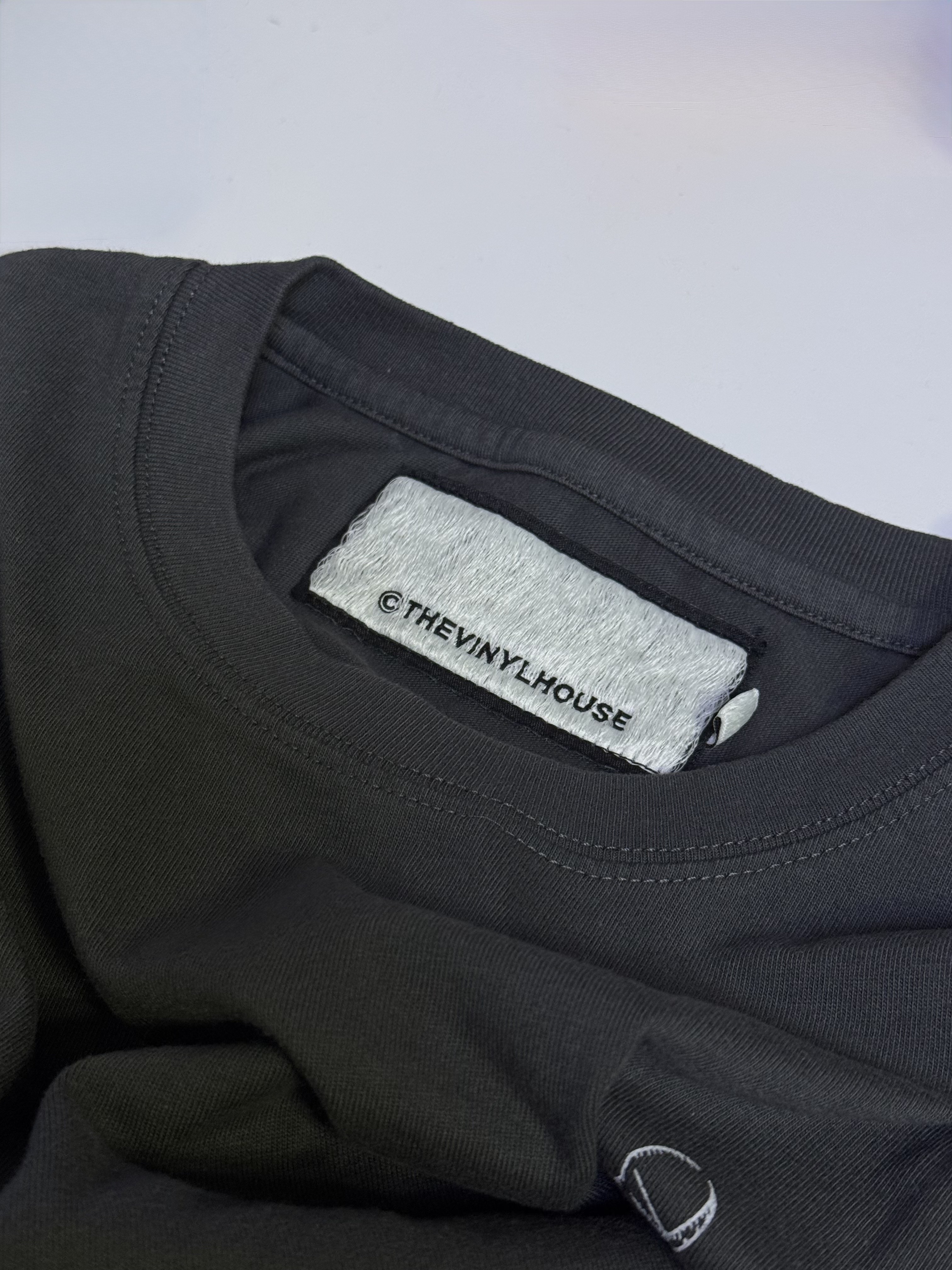 [KREAM 단독] Thevinylhouse Lucky House Tee Charcoal 착용 스타일 - 2