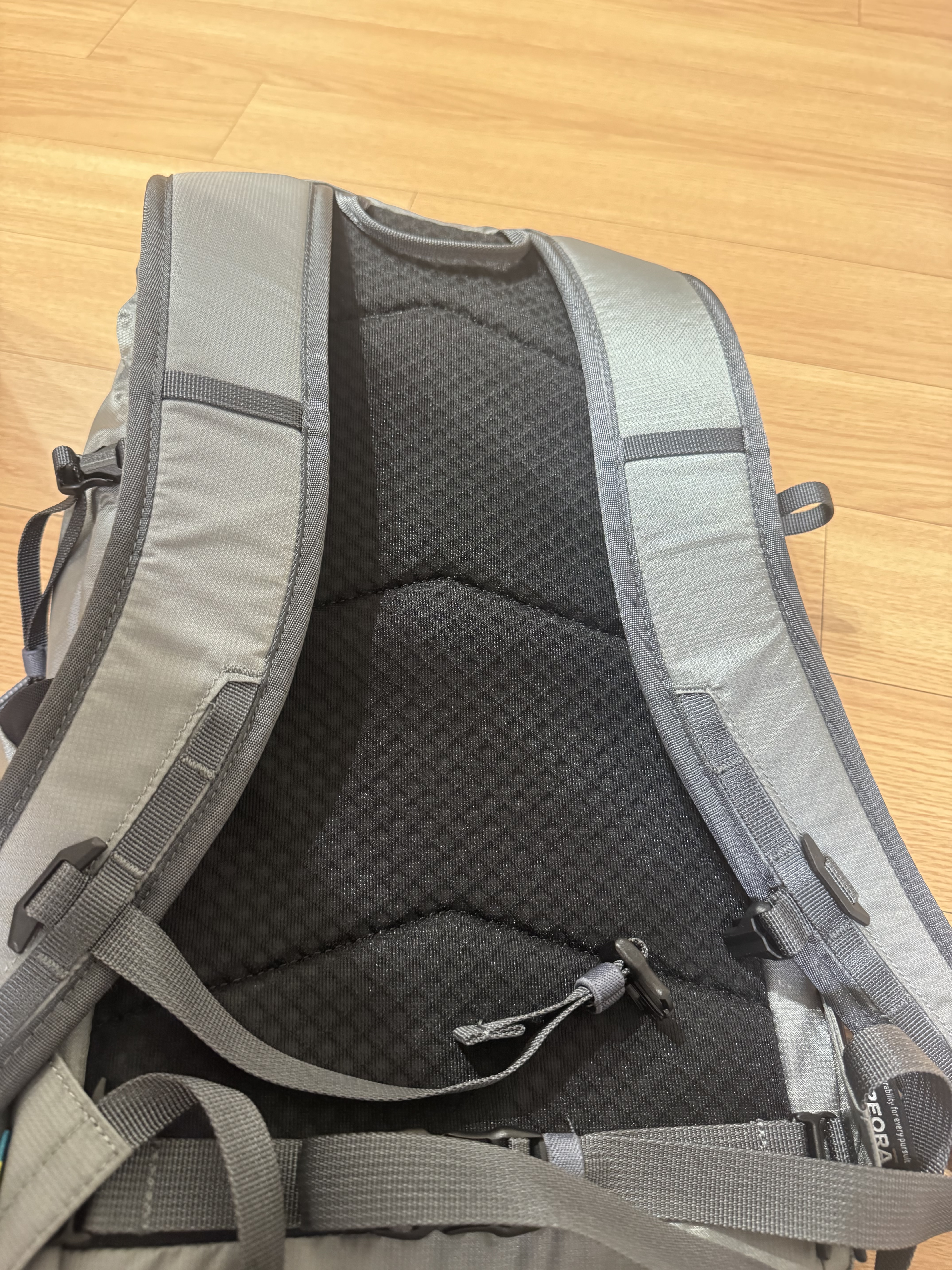 SIERRADESIGNS TENAYAPACK 15L Light Grey, SIERRADESIGNS TENAYAPACK 15L Black 착용 스타일 - 3