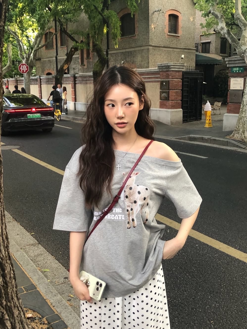 Markgong Women Sweet Treat Sheep Printed Off Shoulder Short Sleeve T-Shirt Gray - 26SS 착용 스타일 - 2