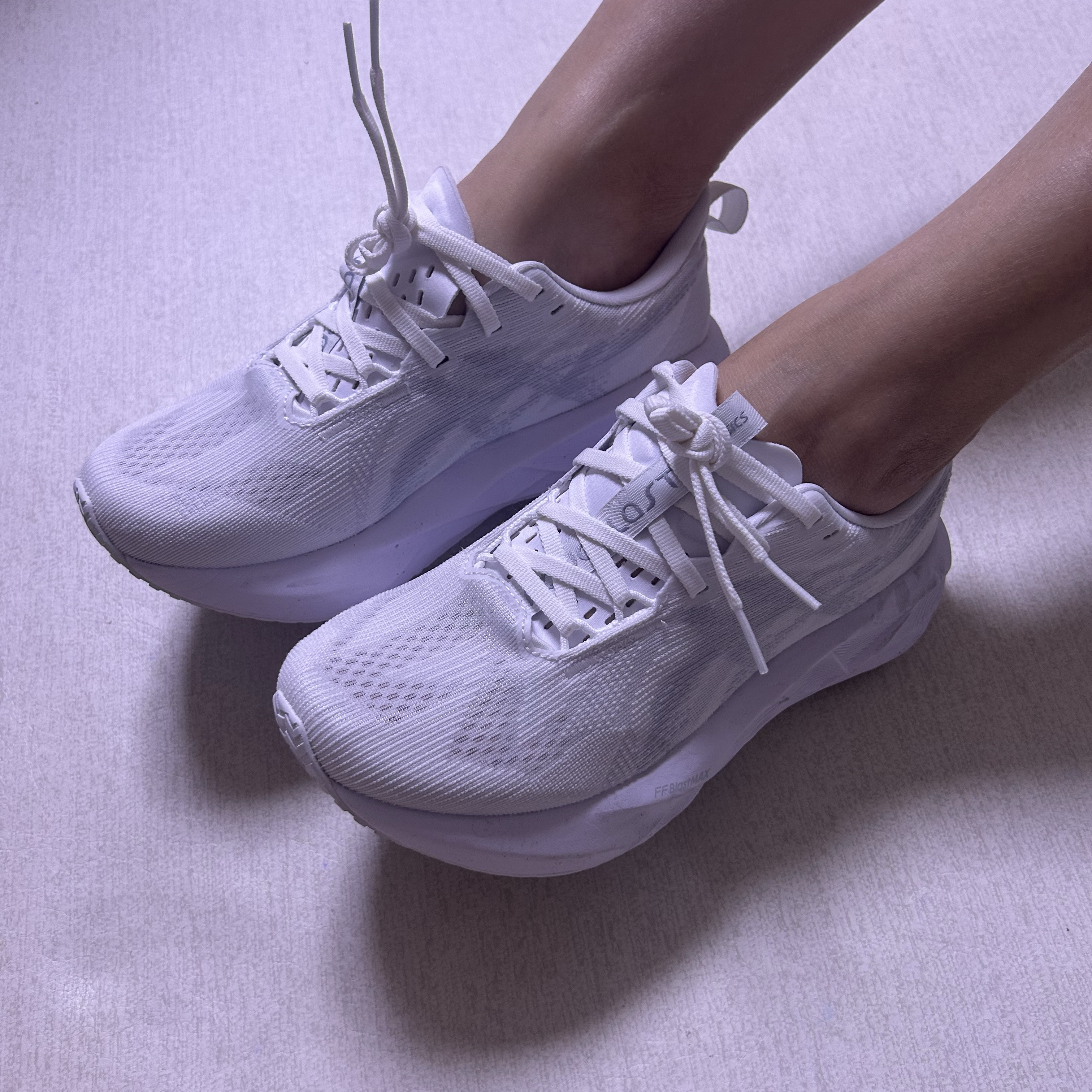 (W) Asics Novablast 5 White Piedmont Grey 착용 스타일