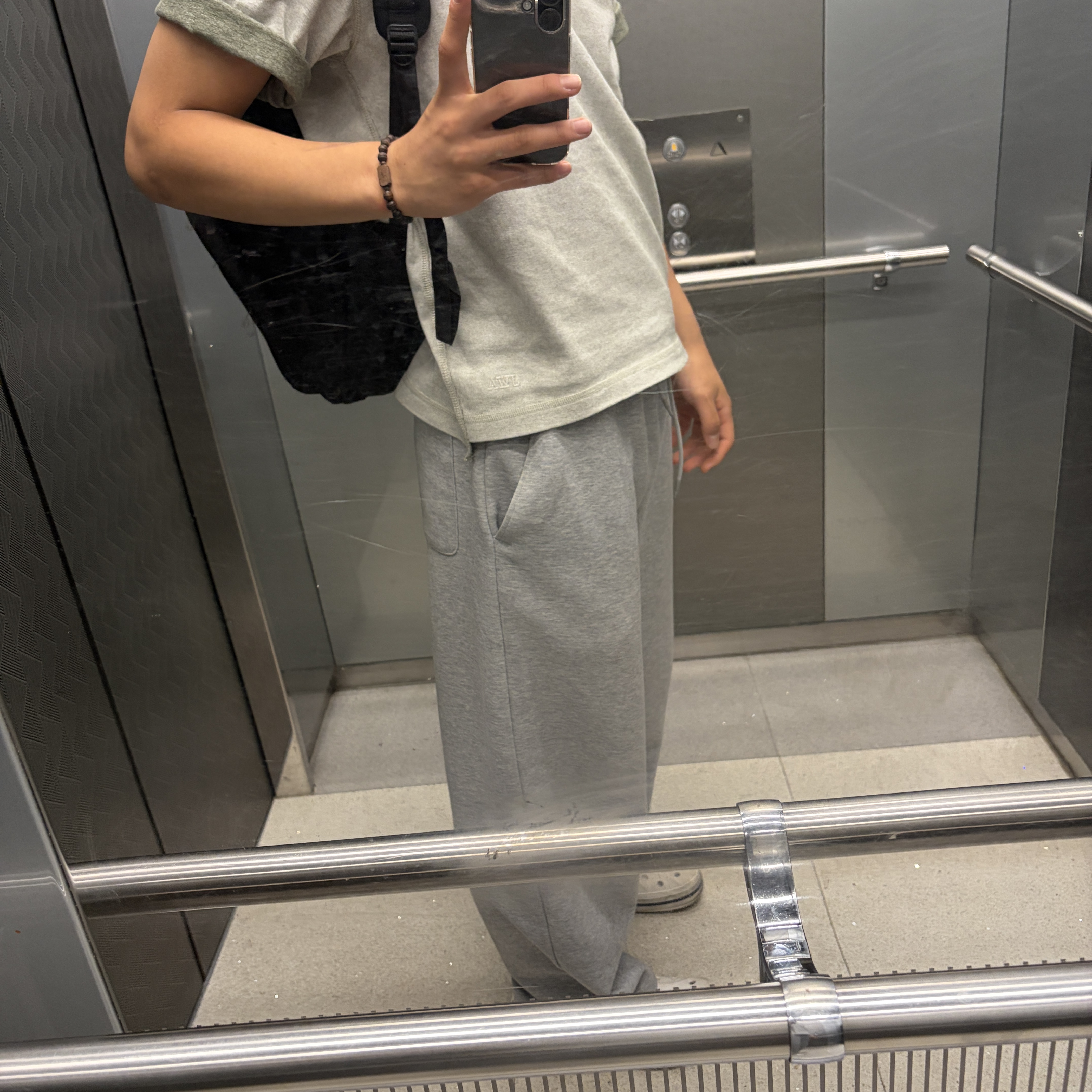 Uniqlo x JW Anderson Bi-Color T-Shirt Natural 착용 스타일