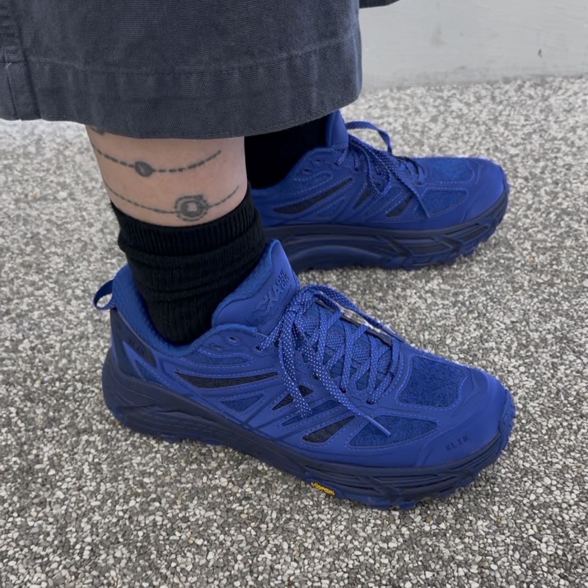 Hoka x Xlim Mafate Speed 2 TS Cobalt Blue, MCM x Kasina Cotton Oxford Bermuda Shorts Washed Navy 착용 스타일 - 2