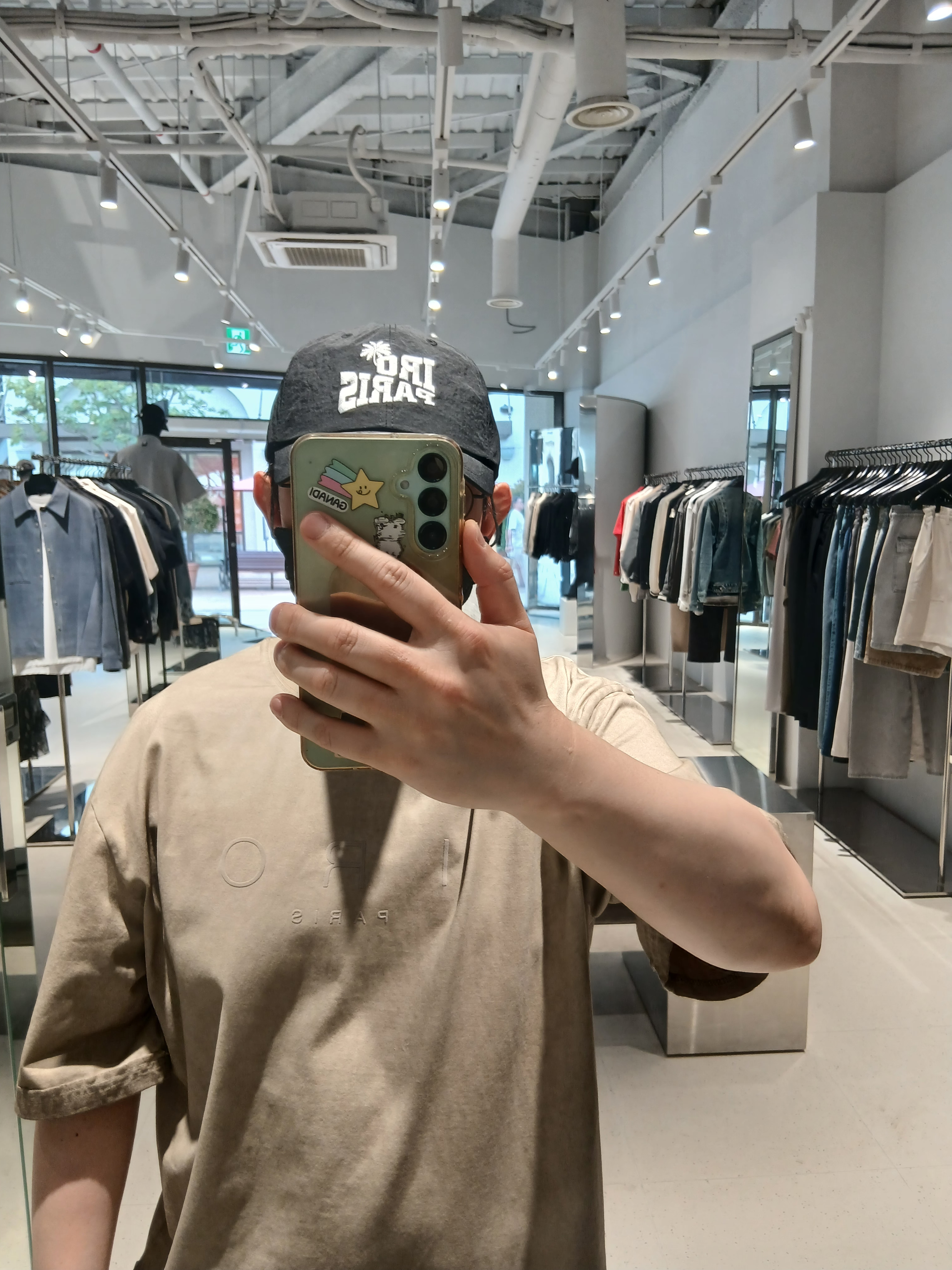 Iro Corin Logo Cotton T-Shirt Khaki, Iro Palmtree Nylon Ball Cap Black 착용 스타일 - 3