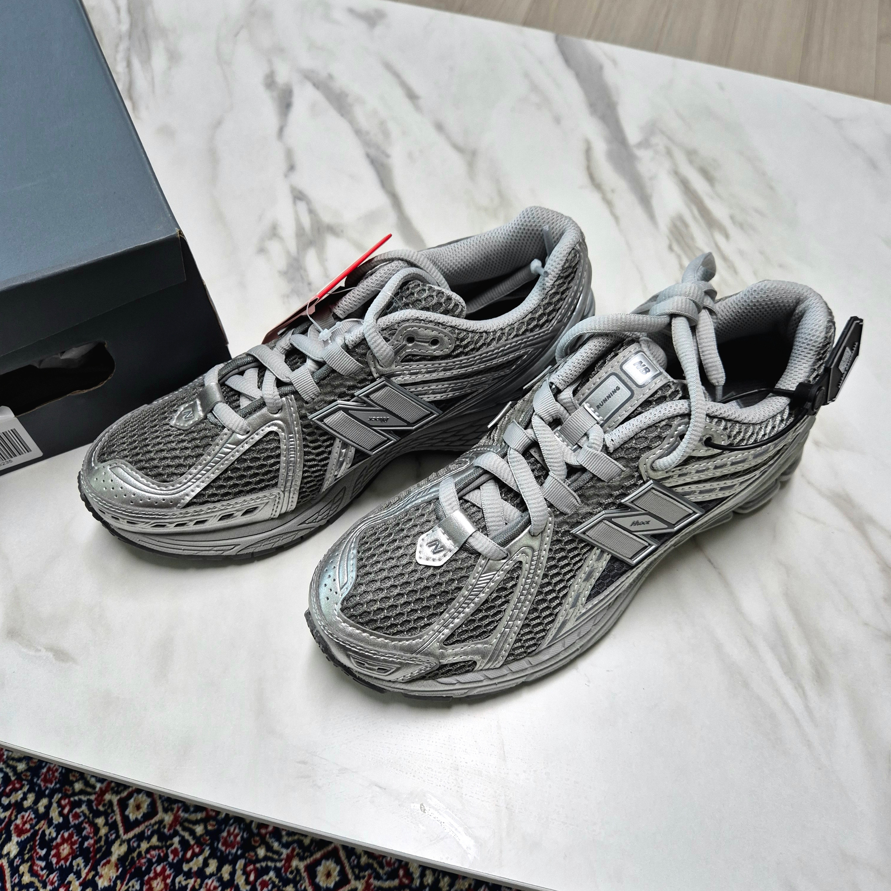 New Balance 1906R Harbor Grey Silver Metalic 착용 스타일 - 2