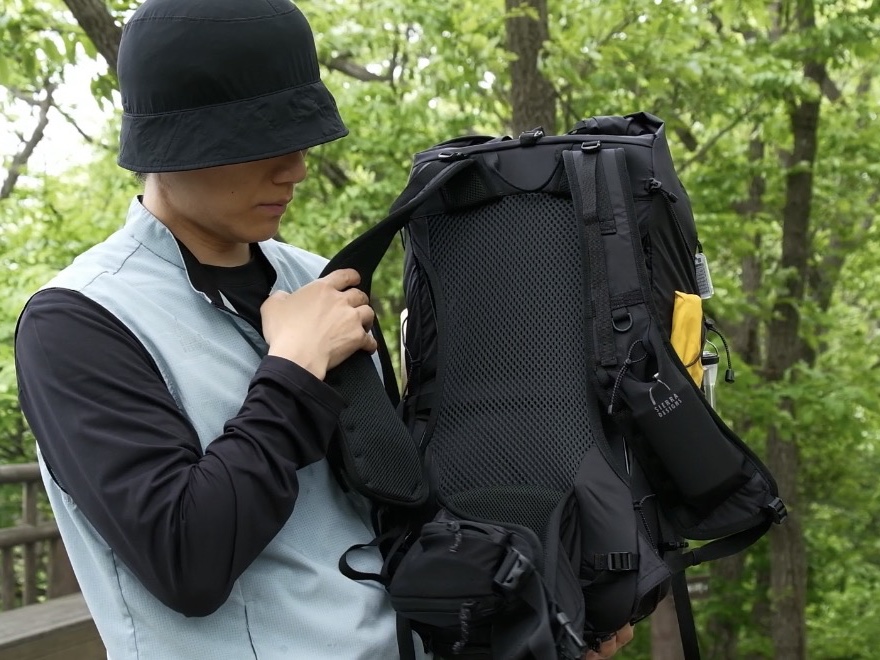 SIERRADESIGNS TENAYAPACK 45L Black 착용 스타일 - 5
