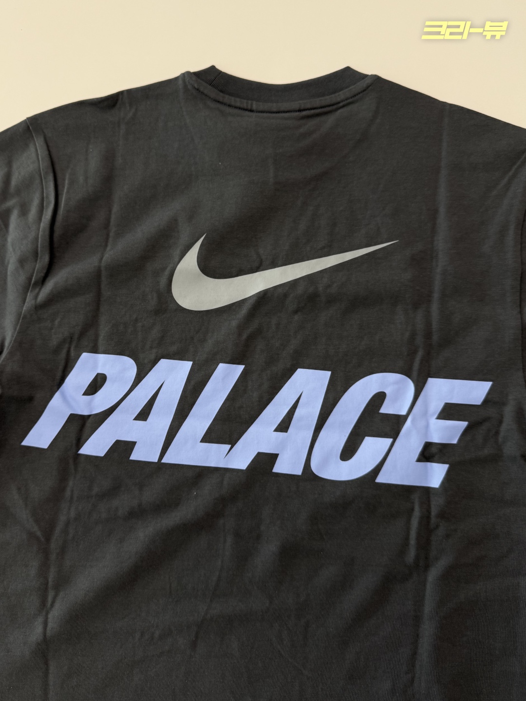 Palace x Nike Font Swoosh T-Shirt Charcoal - 26SS 착용 스타일 - 2
