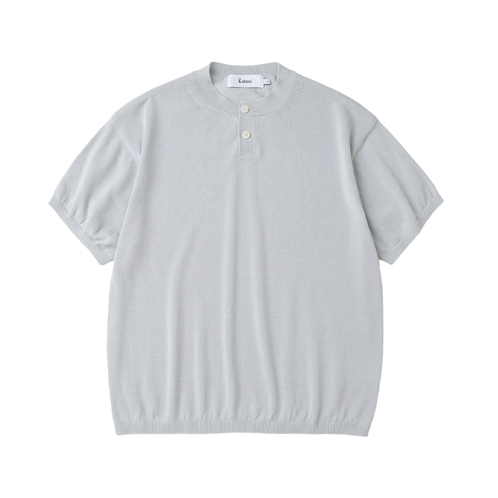 니티드 쉘론 냉감 싱글 크롭 헨리넥 니트 라이트 그레이(Knitted Shelron Cooling Single Crop Henly-Neck Knit Light Grey)