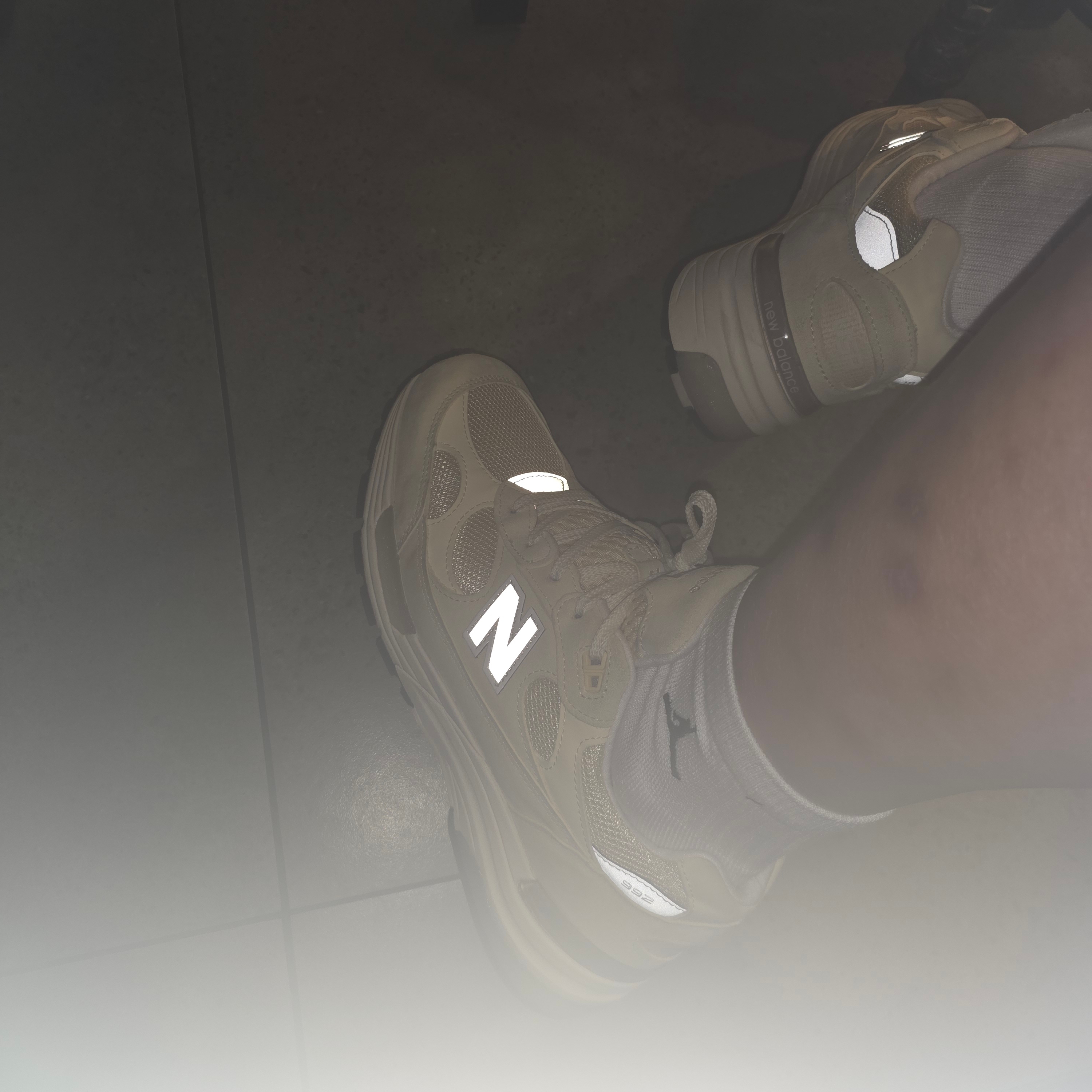 New Balance 992 Made in USA Calcium Raw Cashew 착용 스타일 - 2