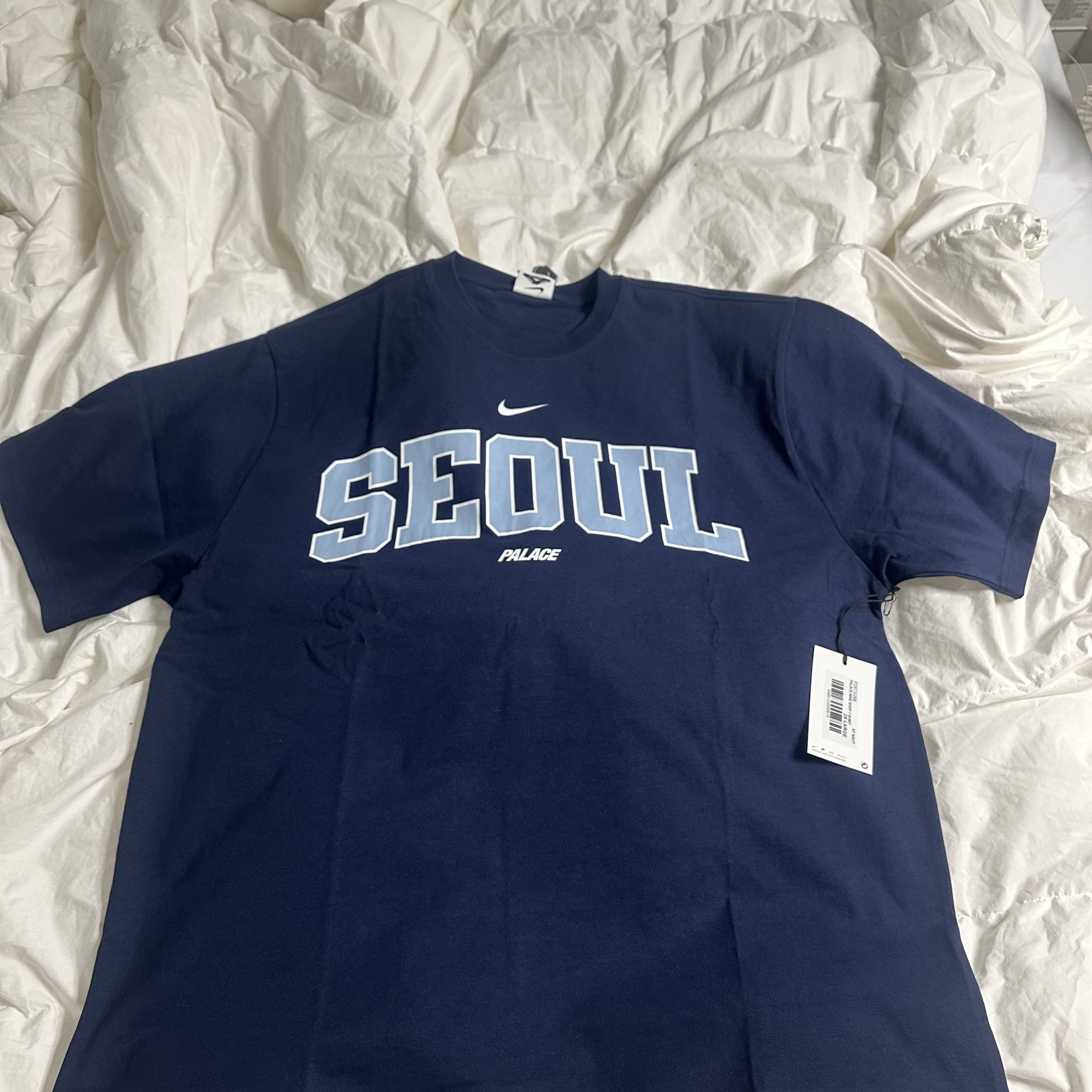 Palace x Nike Shop T-Shirt Apgujeong Navy - 25FW 착용 스타일 - 2
