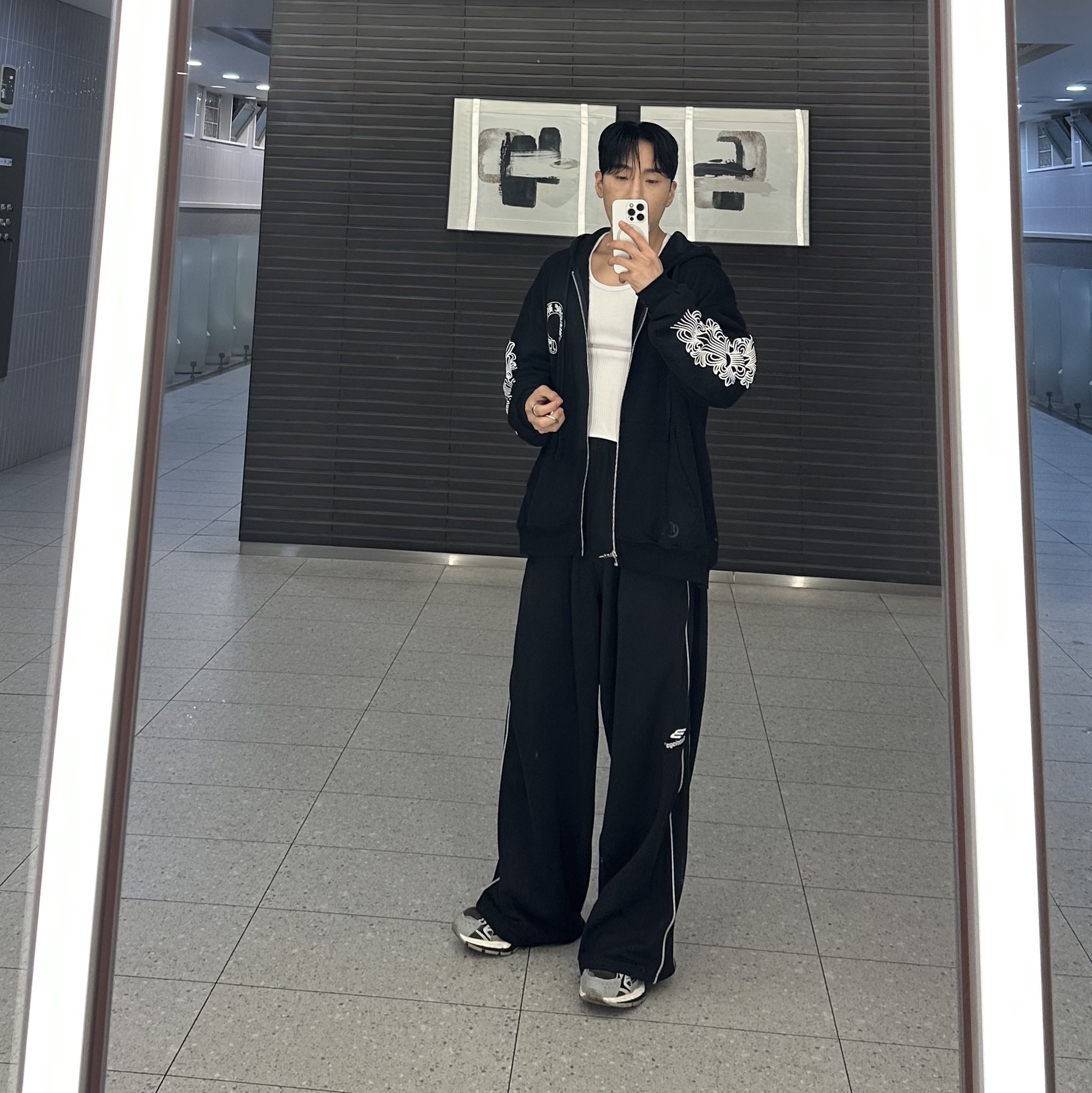 Chrome Hearts Horseshoe Floral Heavyweight Zip-Up Hoodie Black 착용 스타일