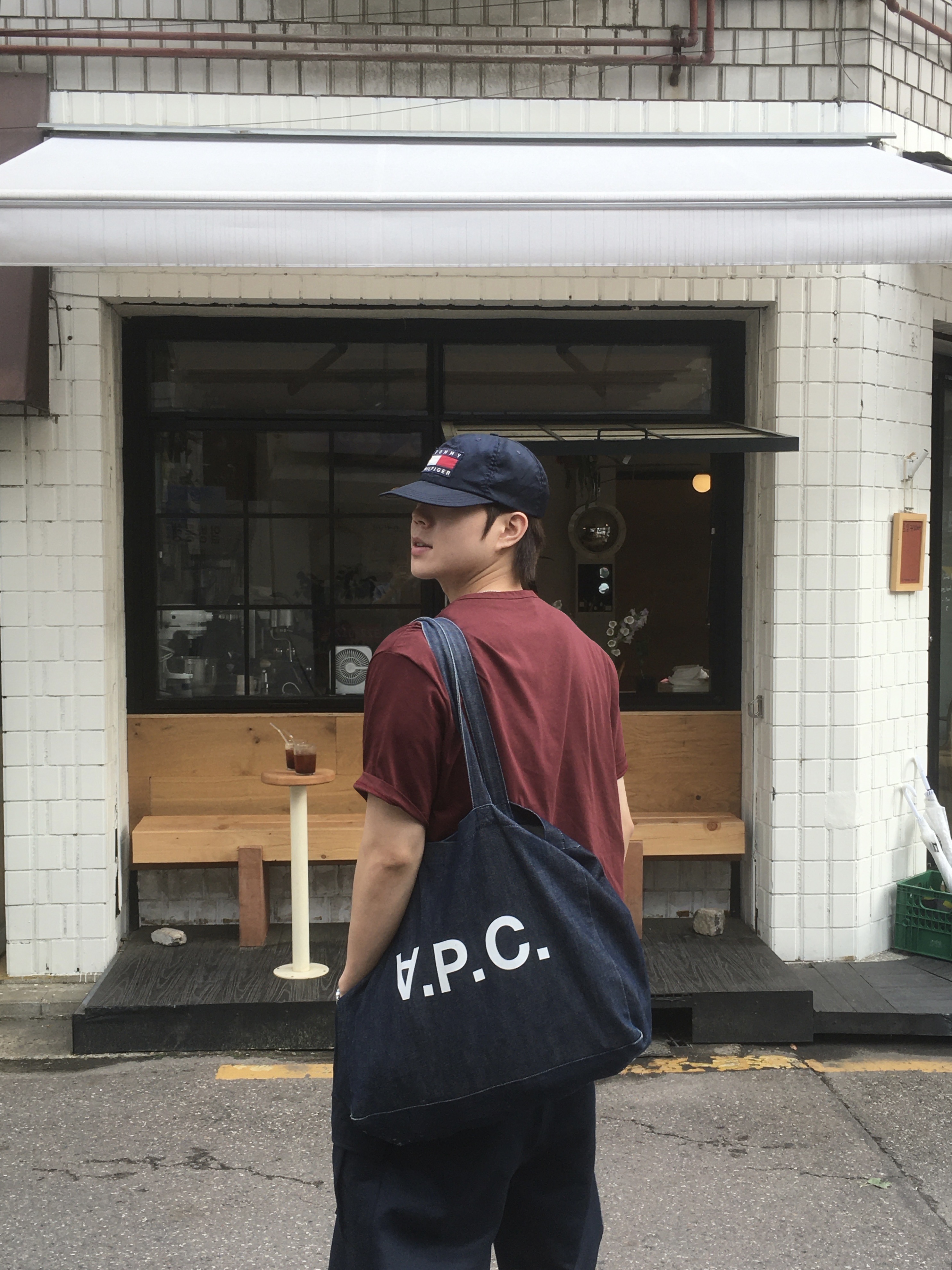 Oofos OOriginal Black, A.P.C. Daniela Shopping Bag Indigo 착용 스타일 - 2