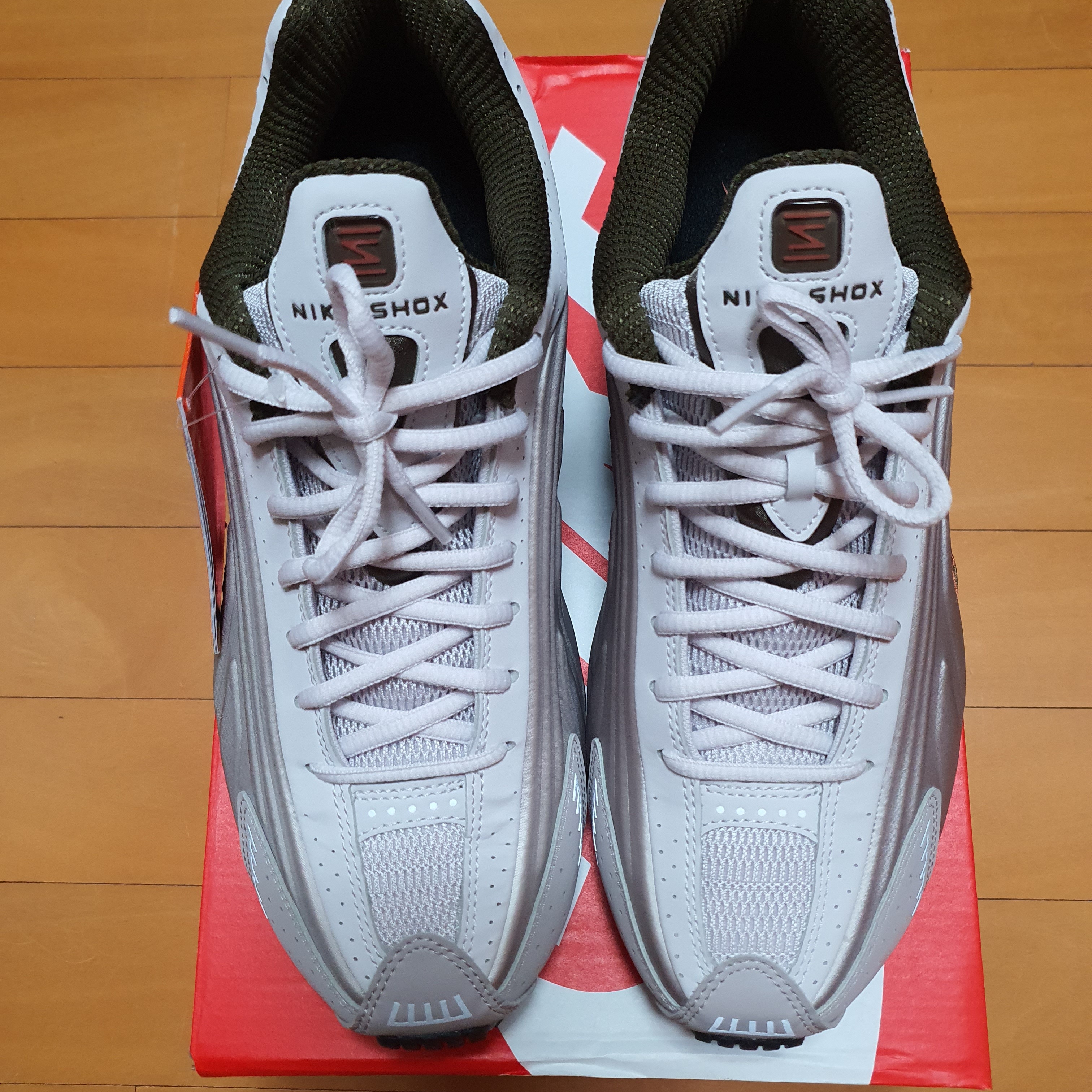 Nike Shox R4 Vast Grey Dusty Peach 착용 스타일