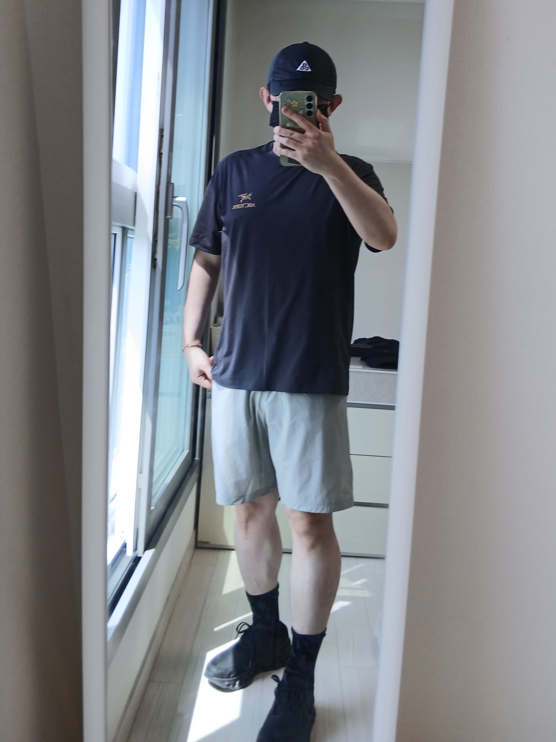 Nike ACG Trail Cap Black, Arc'teryx Motus Arcword Crew SS T-Shirt Black Heather 착용 스타일 - 2