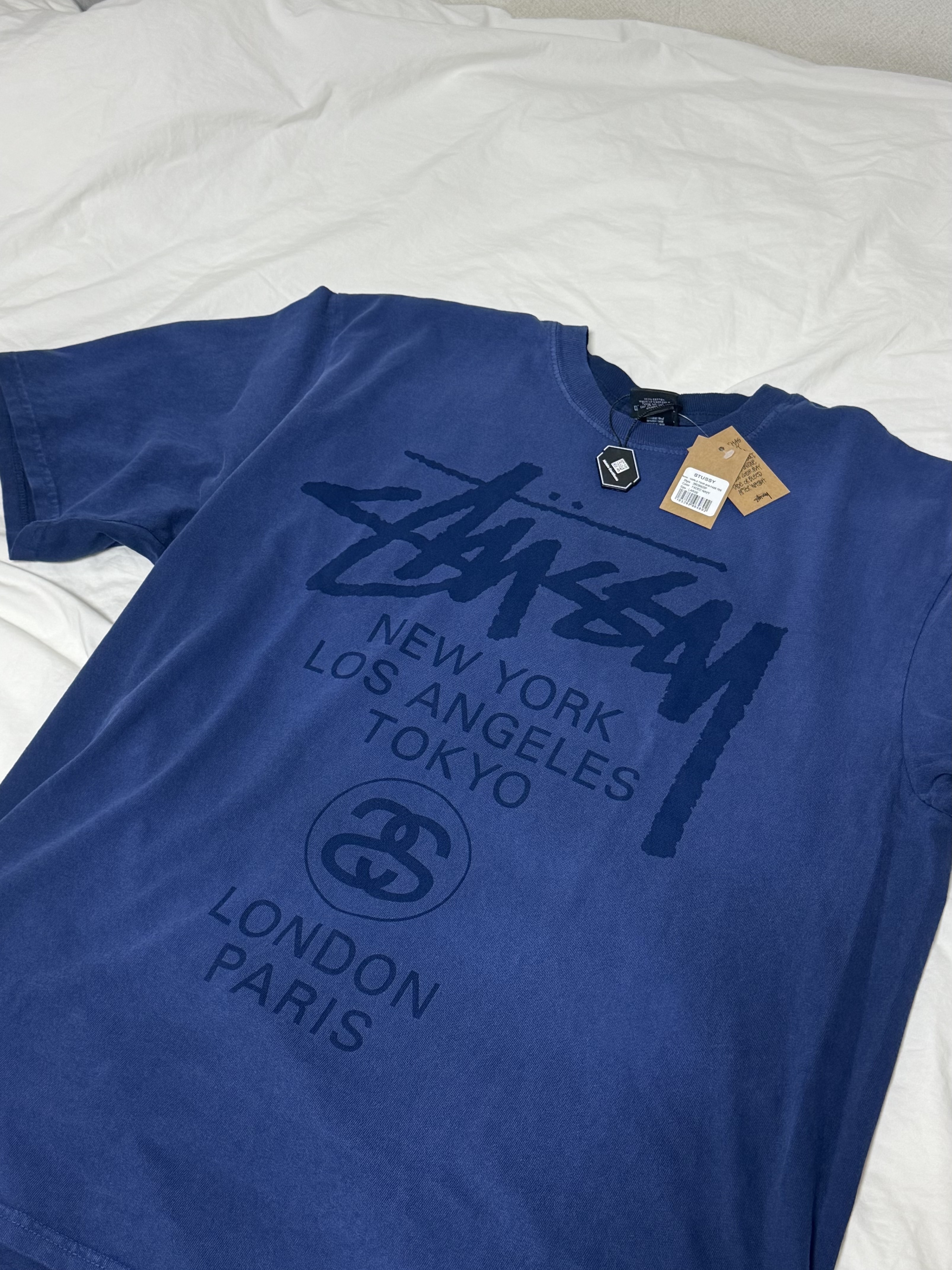 Stussy World Tour T-Shirt Sun Faded Navy, Stussy World Tour T-Shirt Sun Faded Brown 착용 스타일 - 3
