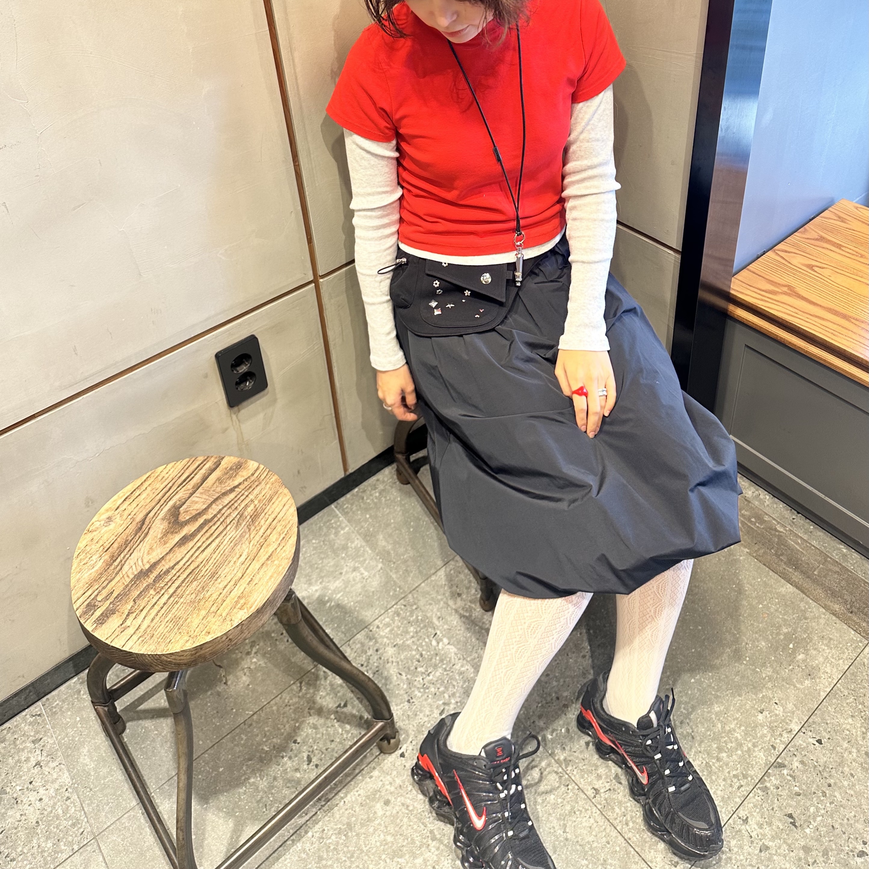 Nike Shox TL Black University Red 착용 스타일 - 1
