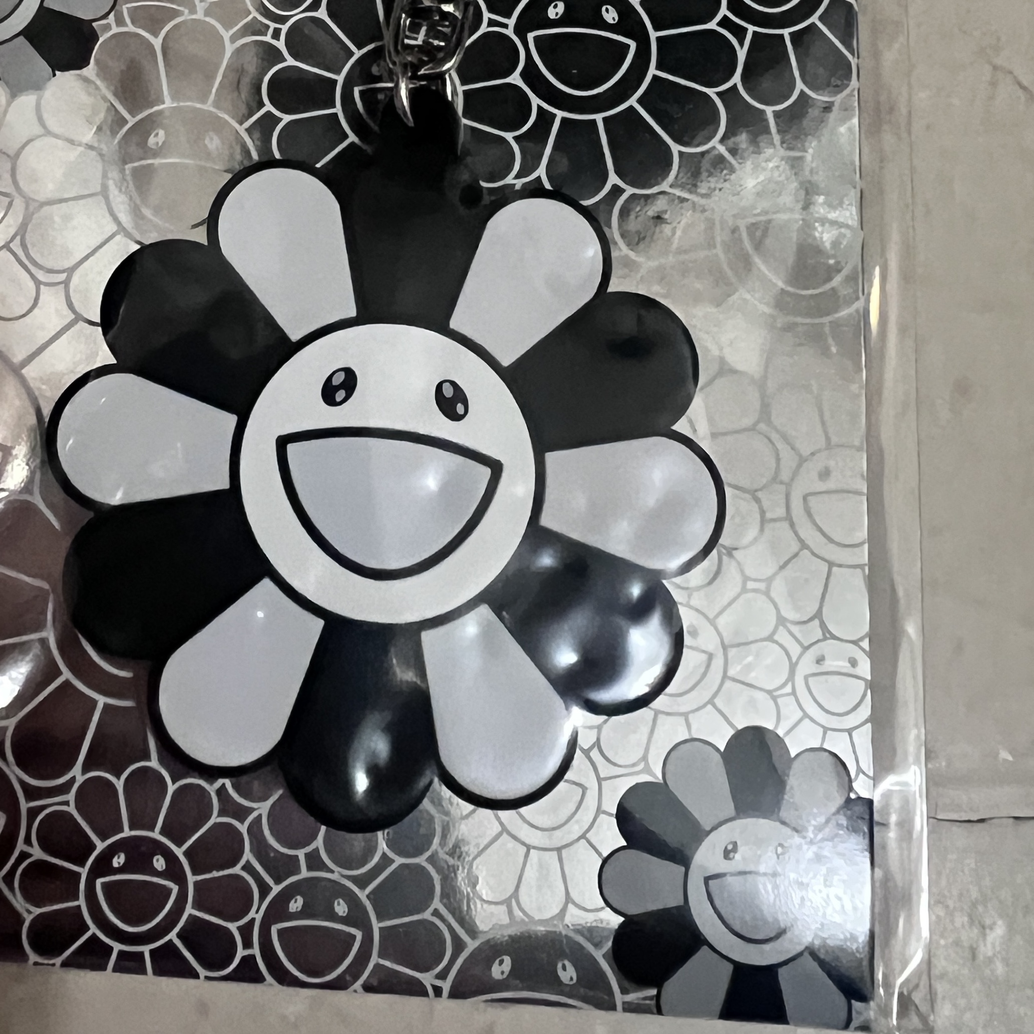 Kaikai Kiki Flower Rubber Keyring Gray Black 착용 스타일