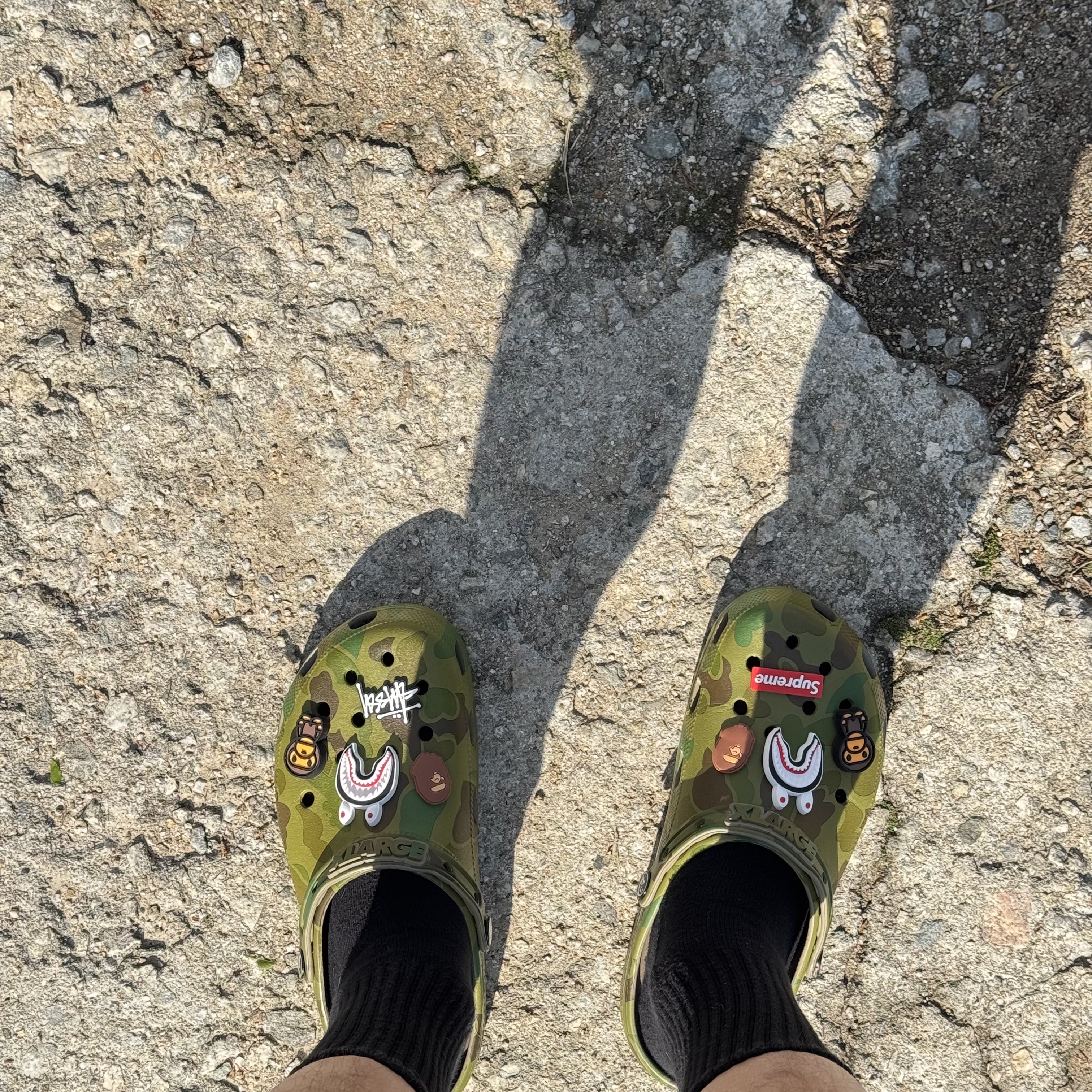 Crocs x XLarge Classic Clog Camo 착용 스타일