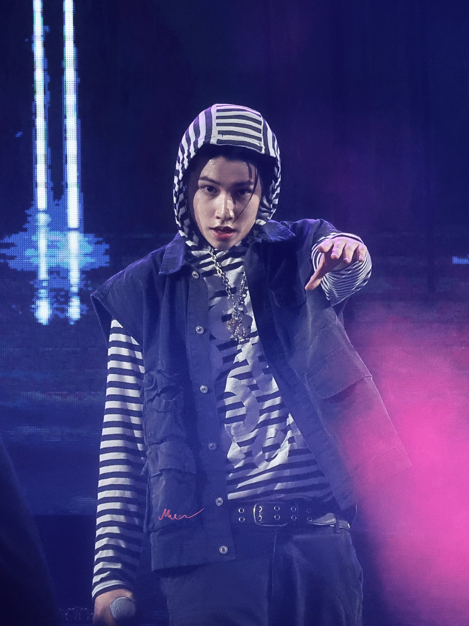 [KREAM 단독] Safarispot Ticketing Stripe Border Hoodie White, [KREAM 단독] Safarispot Ticketing Stripe Border Hoodie Gray 착용 스타일 - 3