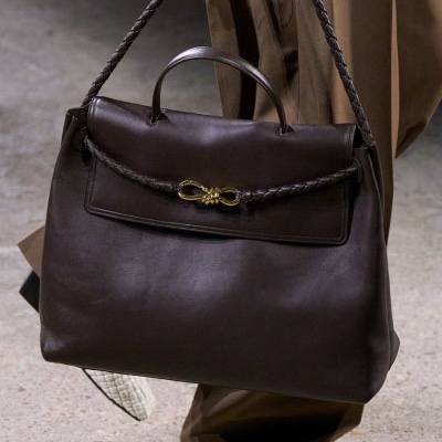 Bottega Veneta Large Ciao Ciao Cypress, Bottega Veneta Large Ciao Ciao Top Handle Bag Matcha 착용 스타일 - 2