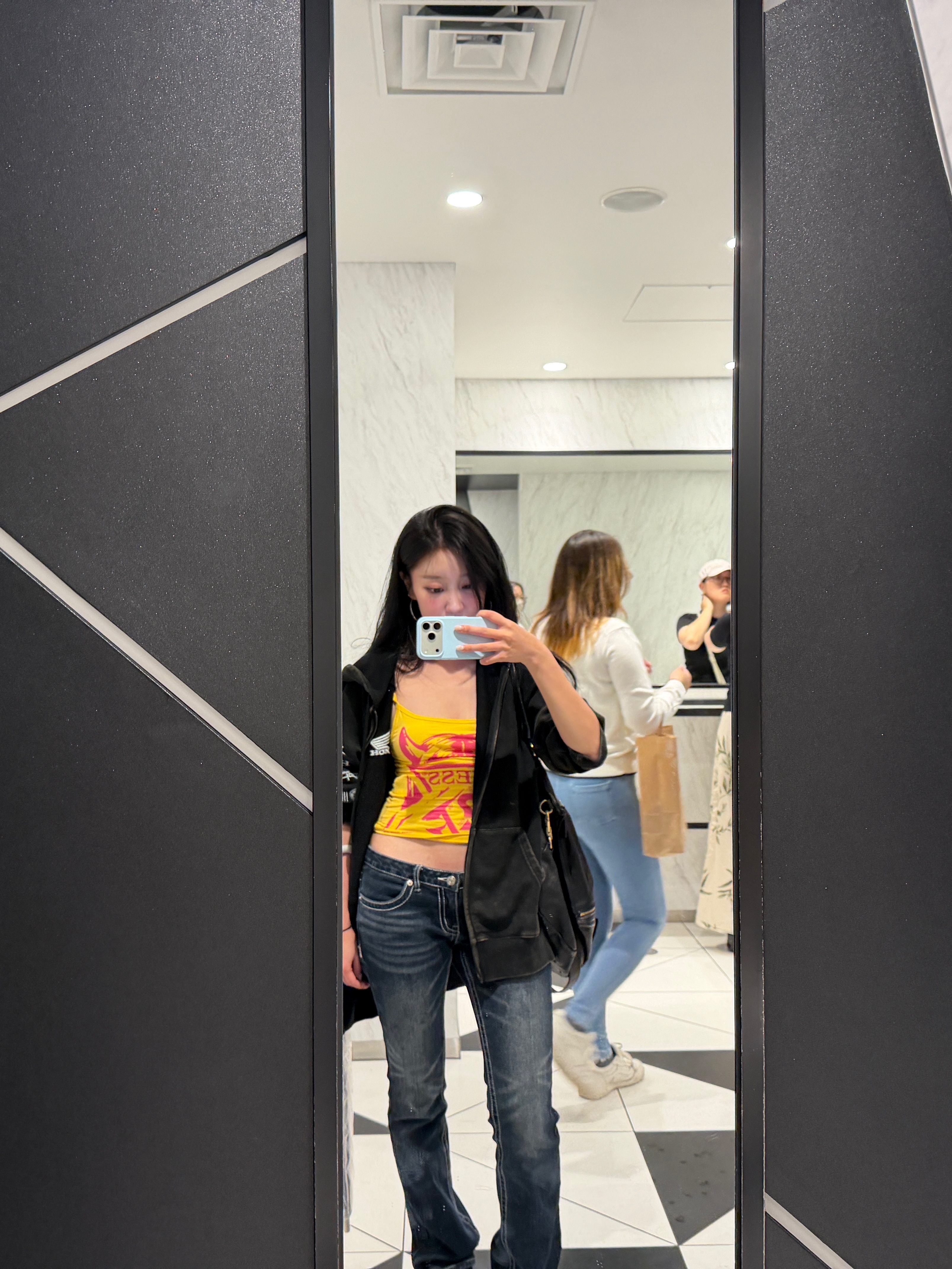 (W) GUESS Jeans x Hysteric Glamour Printed Top Shades of Orange 착용 스타일 - 2