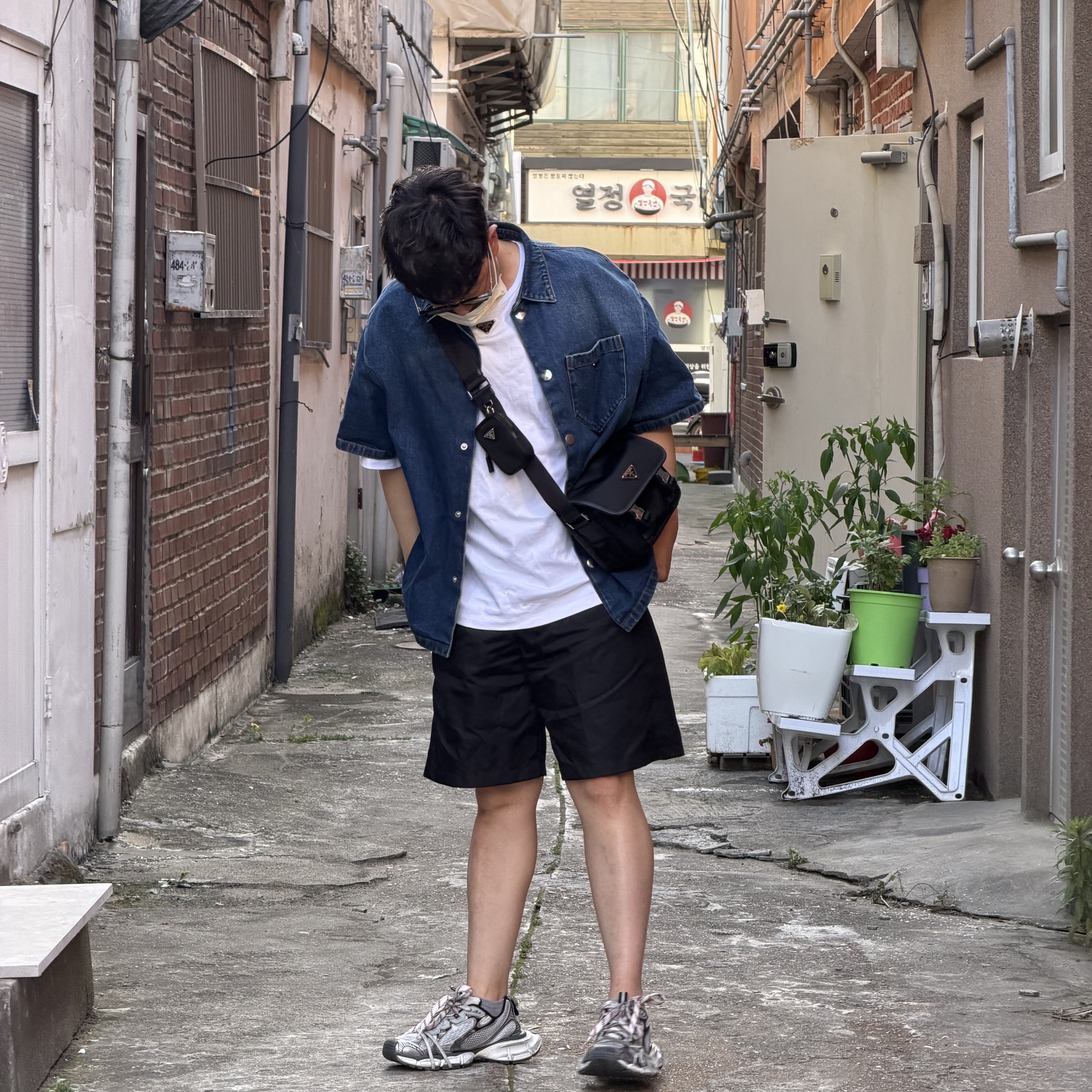 Prada Re-Nylon and Saffiano Leather Shoulder Bag Black 착용 스타일