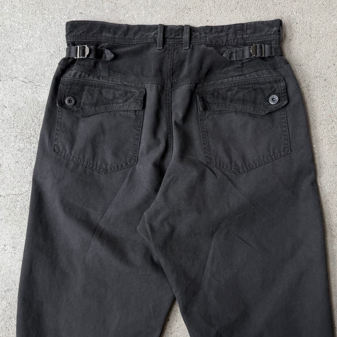 Polyteru Flame Pants Charcoal 착용 스타일