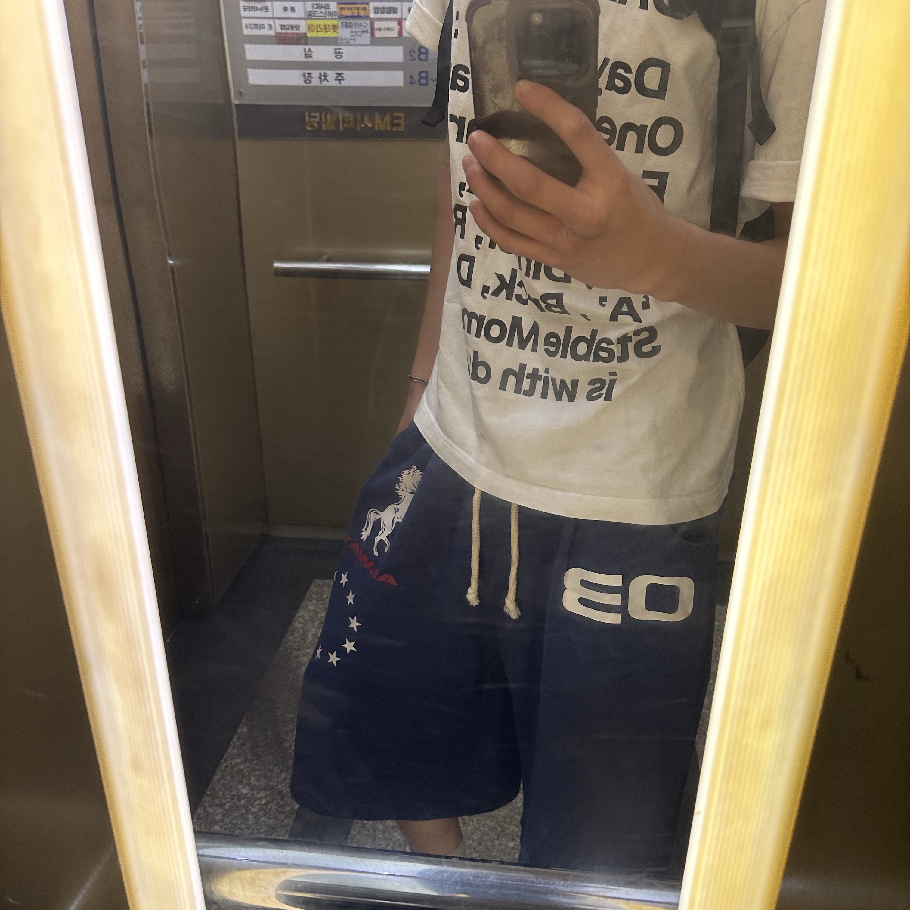 AMOU Horse One Tuck Bermuda Pants Blue, Matin Kim String Utility Backpack Black 착용 스타일 - 3