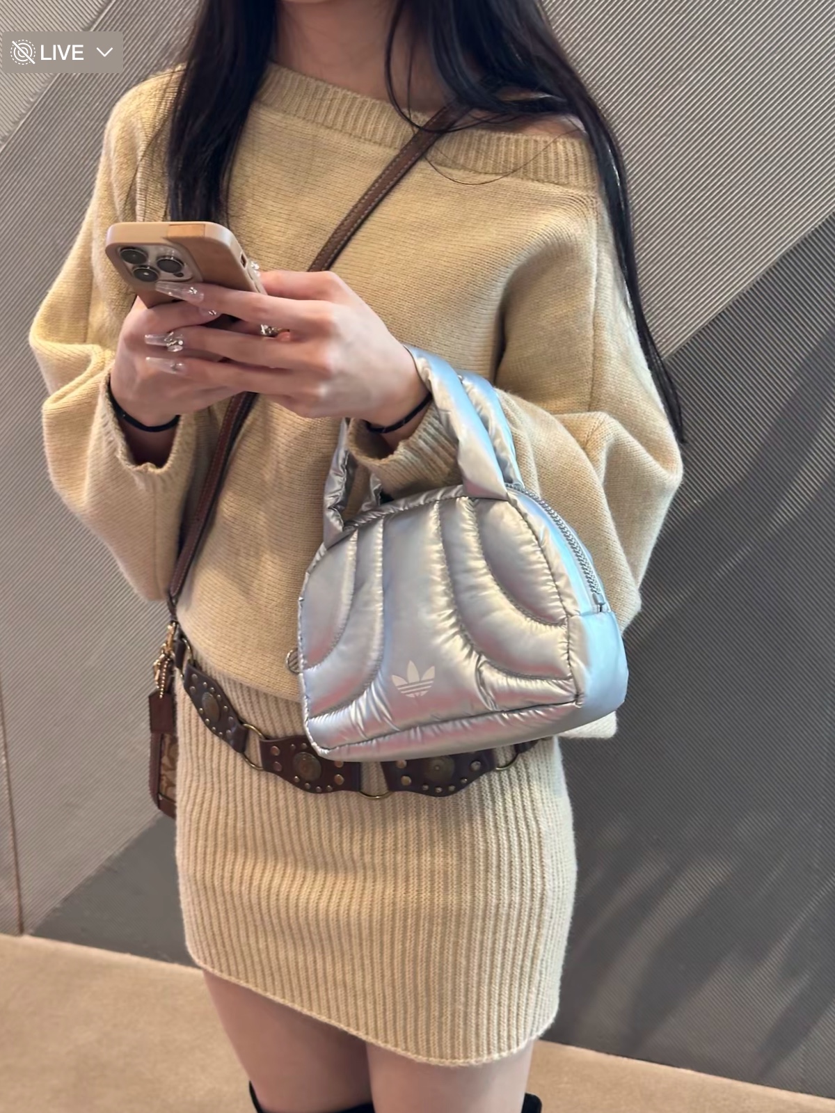 Adidas Metallic Mini Bowling Bag Silver Metallic 착용 스타일