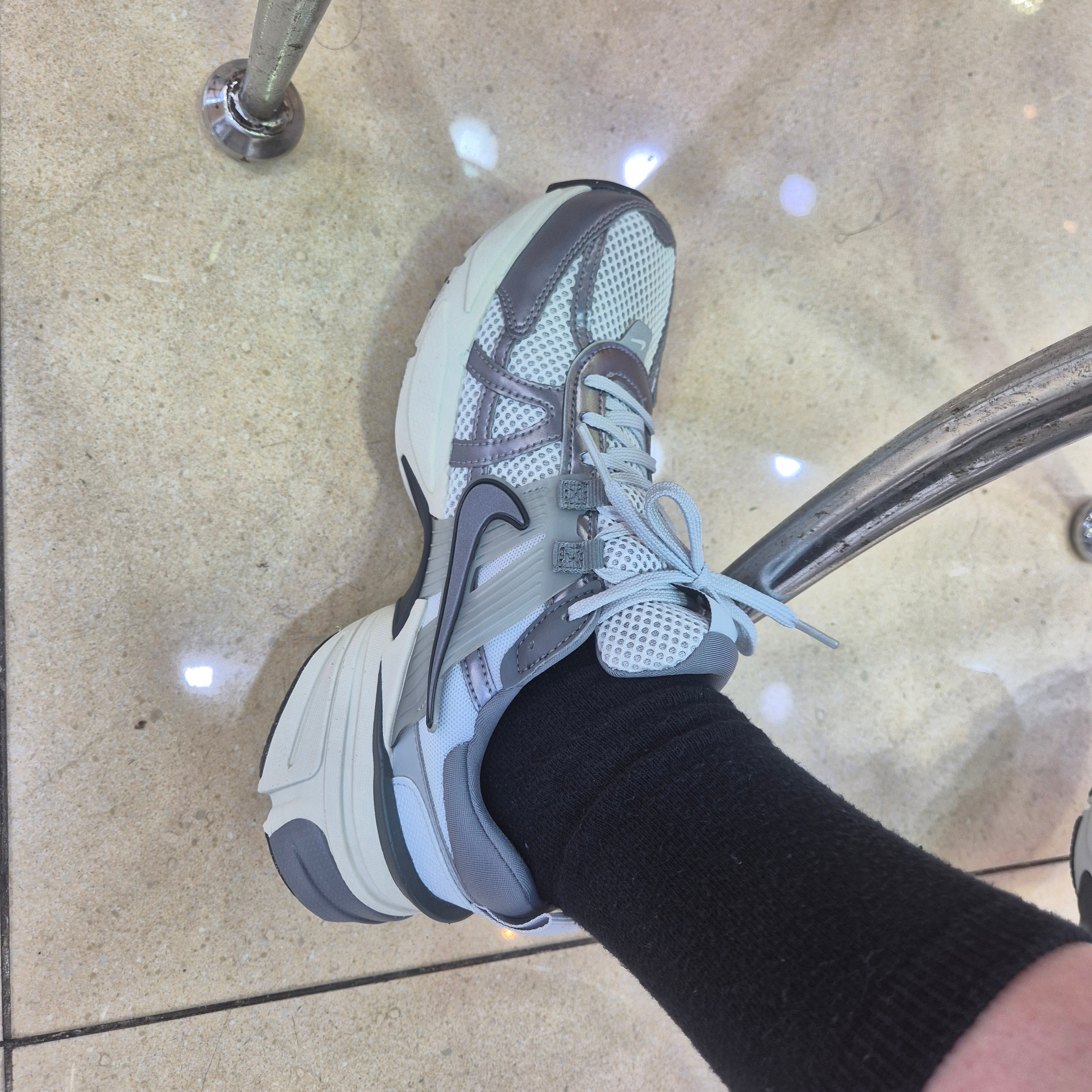 Nike V2K Run Pure Platinum Wolf Grey 착용 스타일