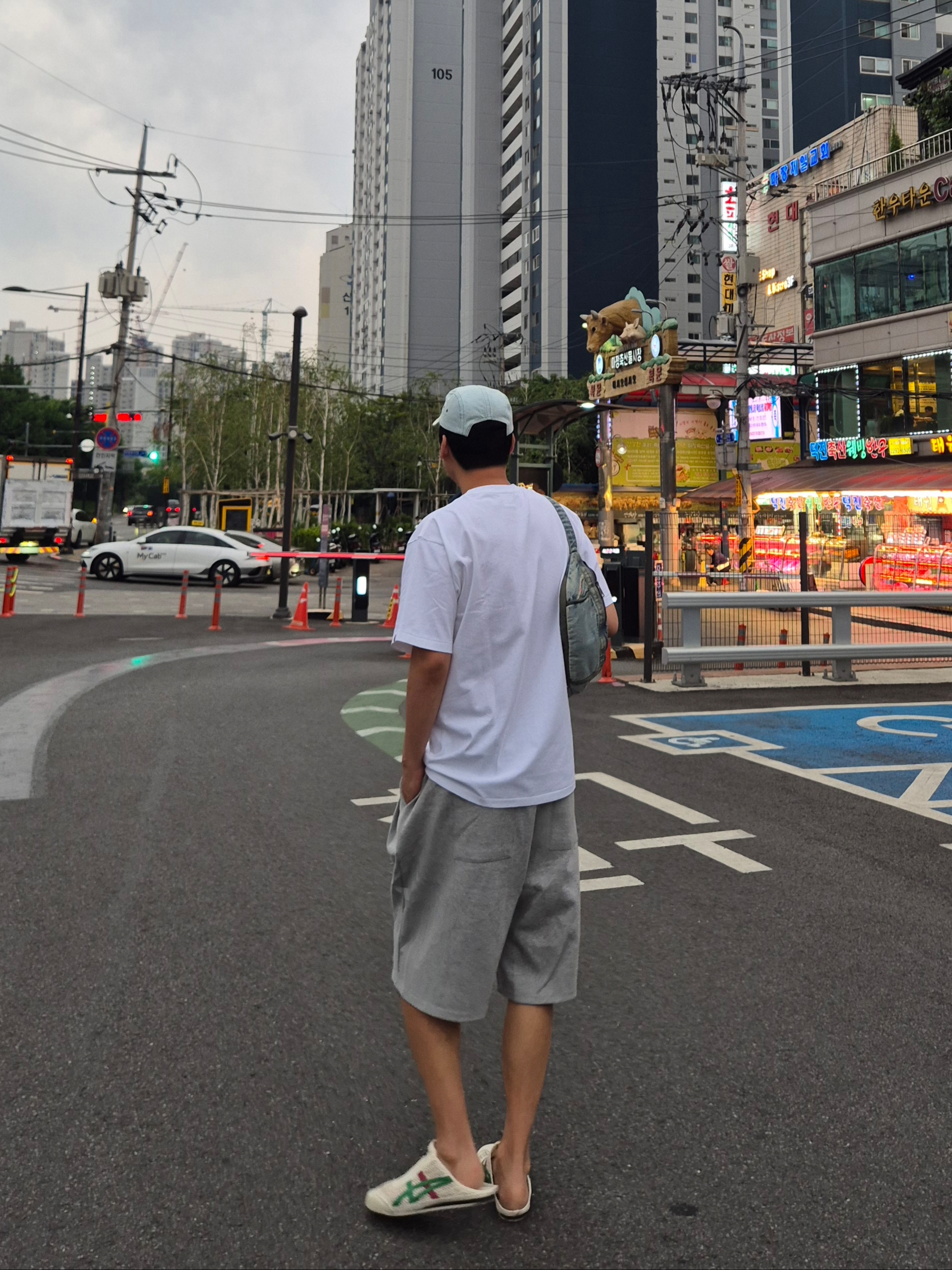BAPE ABC Camo Paint Can T-Shirt White Blue, BAPE ABC Camo Paint Can T-Shirt White Pink 착용 스타일 - 3