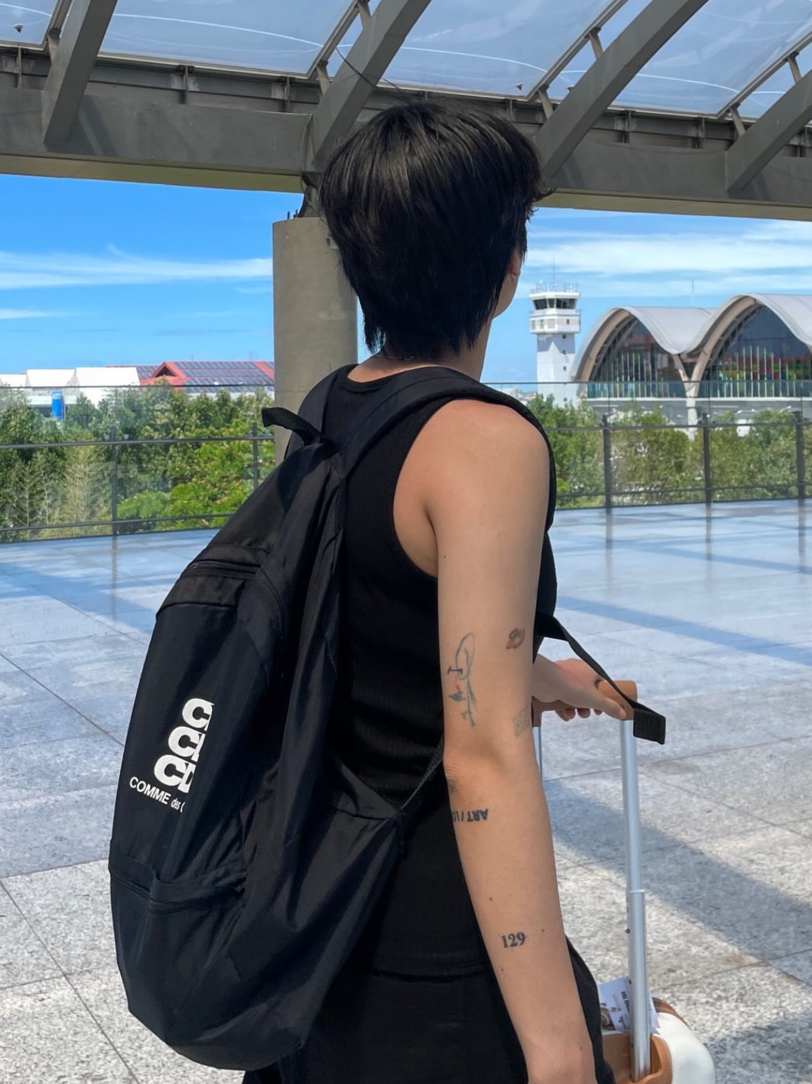 CDG Backpack Black, Telfar Medium Shopping Bag Black 착용 스타일 - 1
