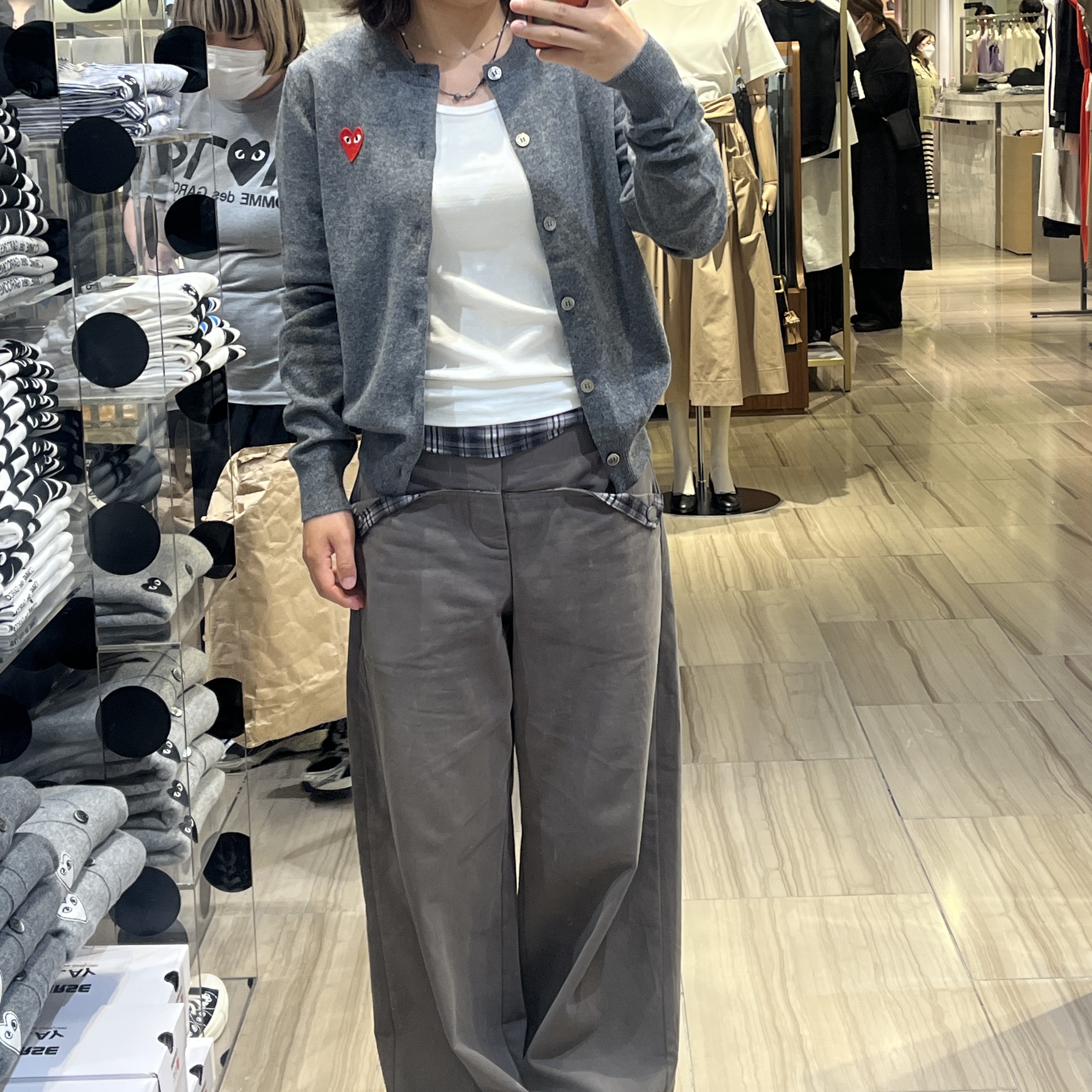 Play Comme des Garcons Red Heart Knit Cardigan Grey 착용 스타일