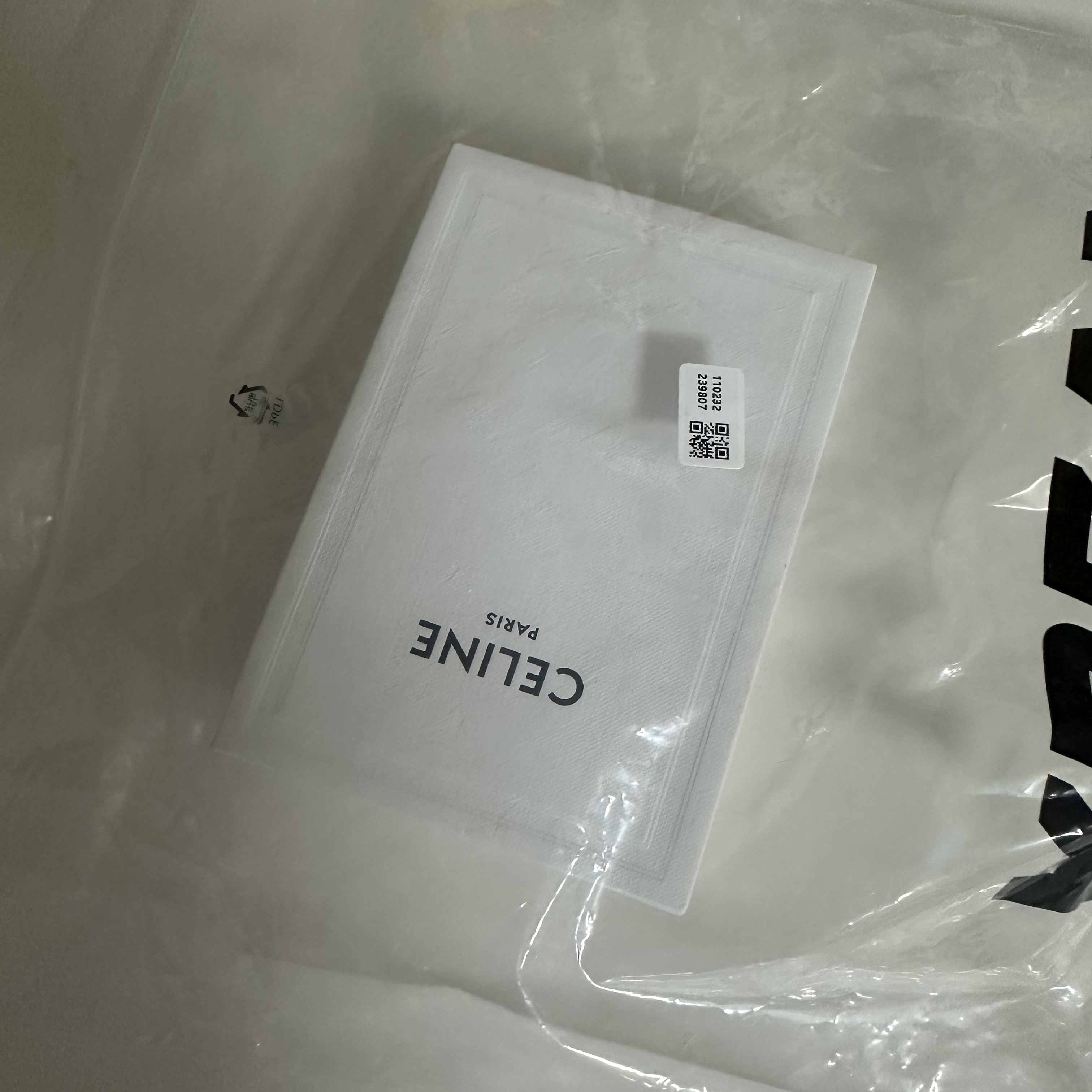 Celine Card Holder with Flap in Shiny Calfskin Black 착용 스타일 - 1