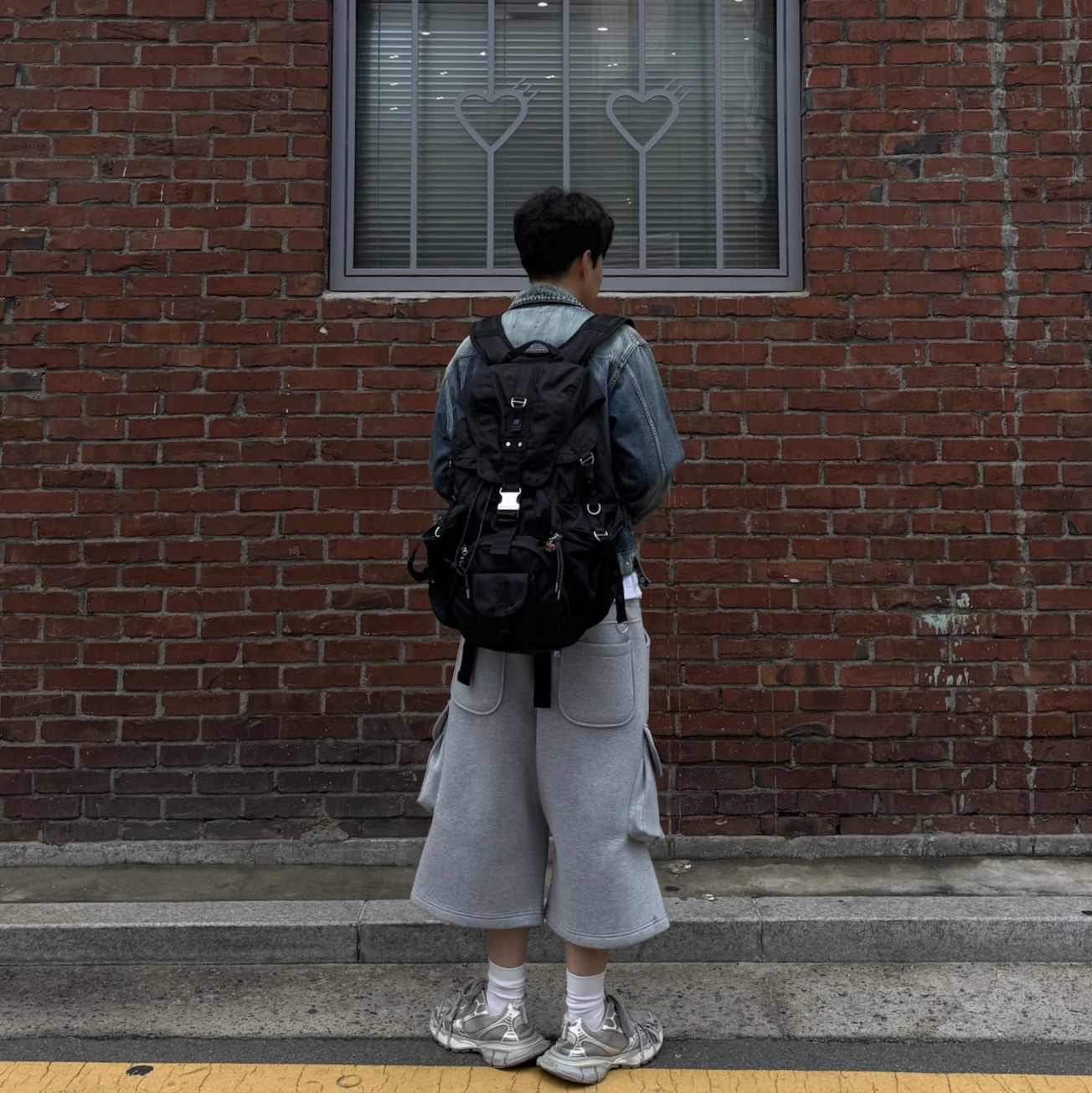 Kamien Crop Trucker Jacket Oasis Blue, MJD x AAO Wide Cargo Bermuda Pants Grey 착용 스타일 - 2