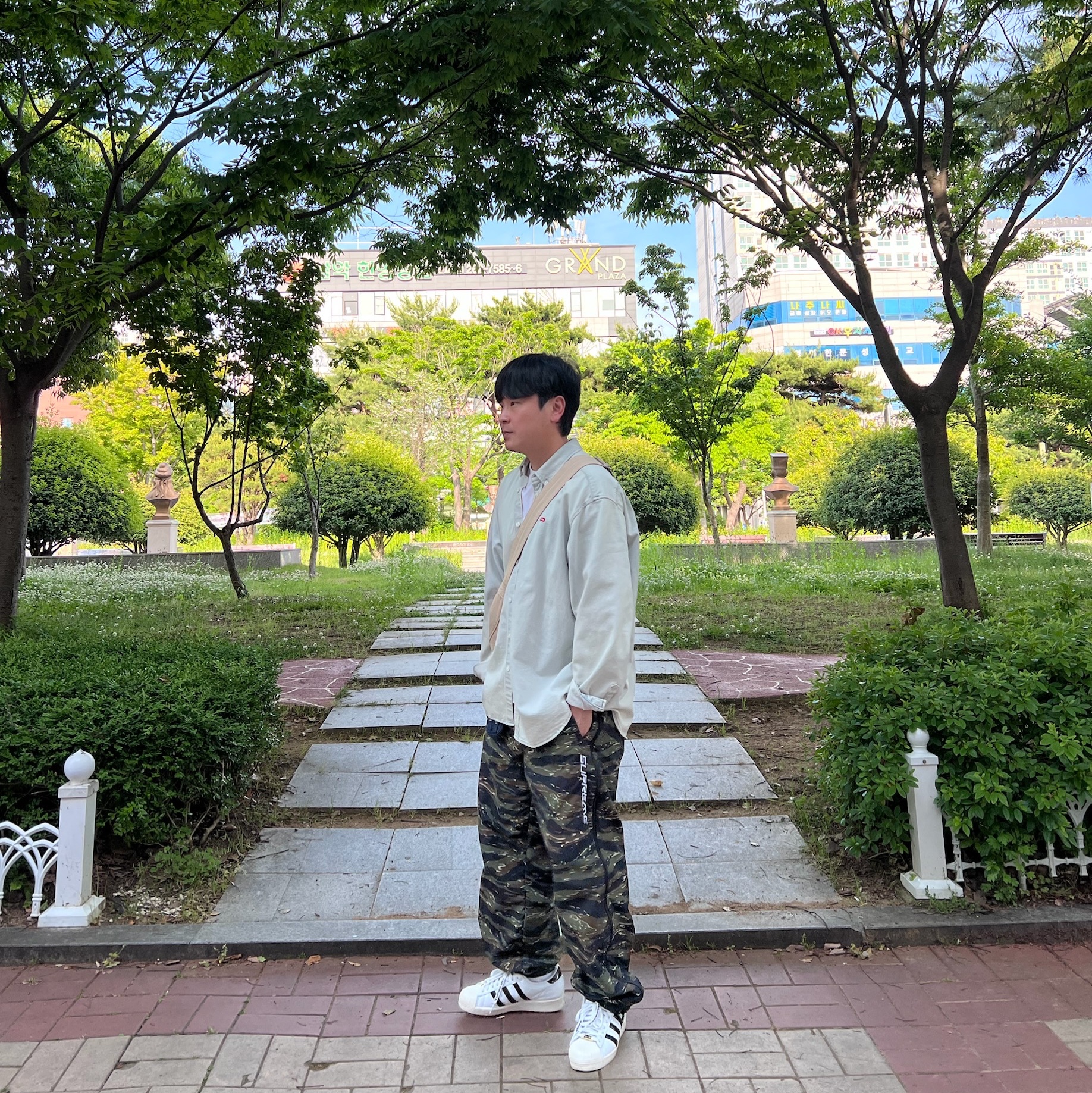 Supreme Small Box Shirt Washed Denim - 24FW, Supreme Full Zip Baggy Warm Up Pants Tiger Camo - 23SS 착용 스타일 - 1