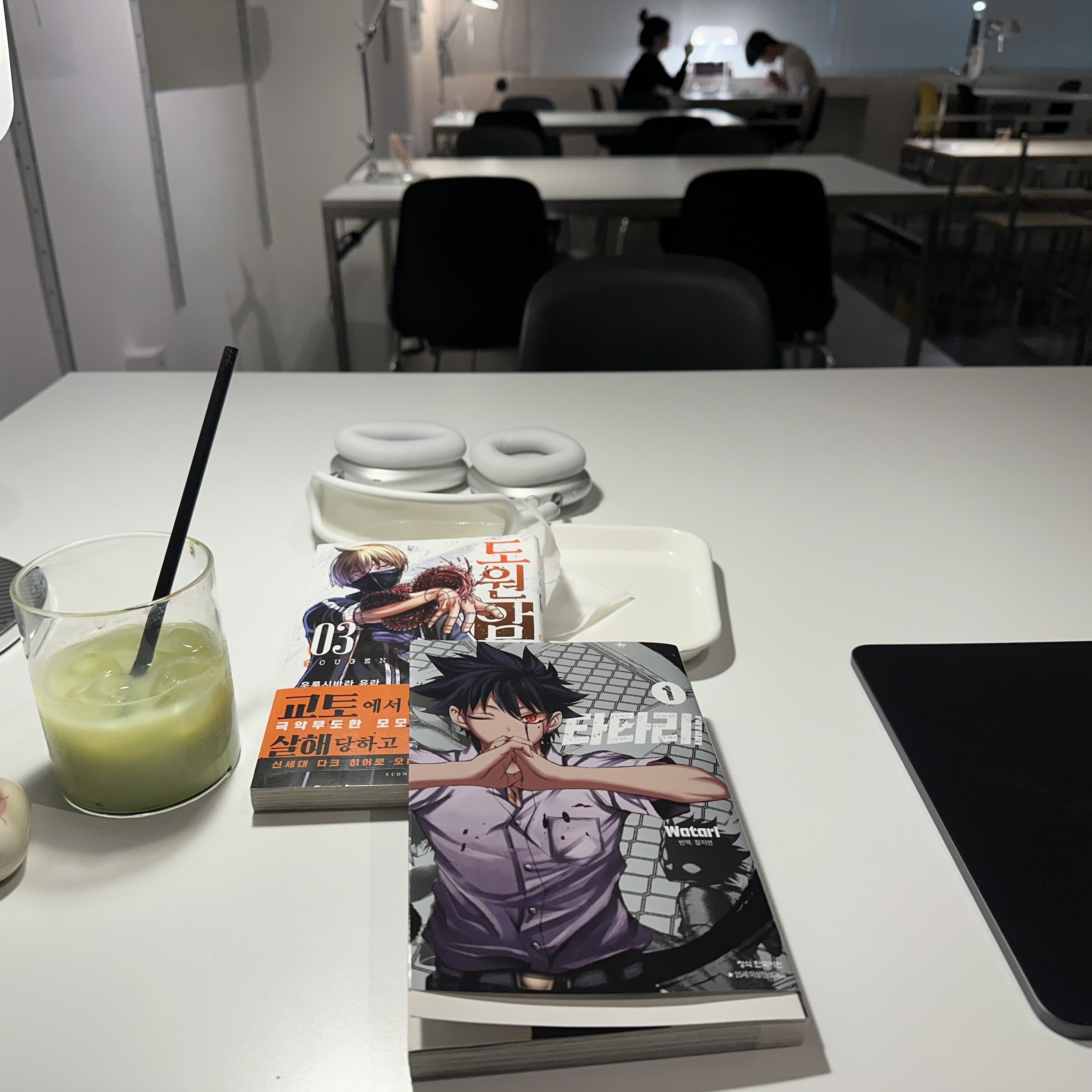 Apple AirPods Max Lightning Silver (Korean Ver.), Arc'teryx Konseal 15 Backpack Black 착용 스타일 - 3