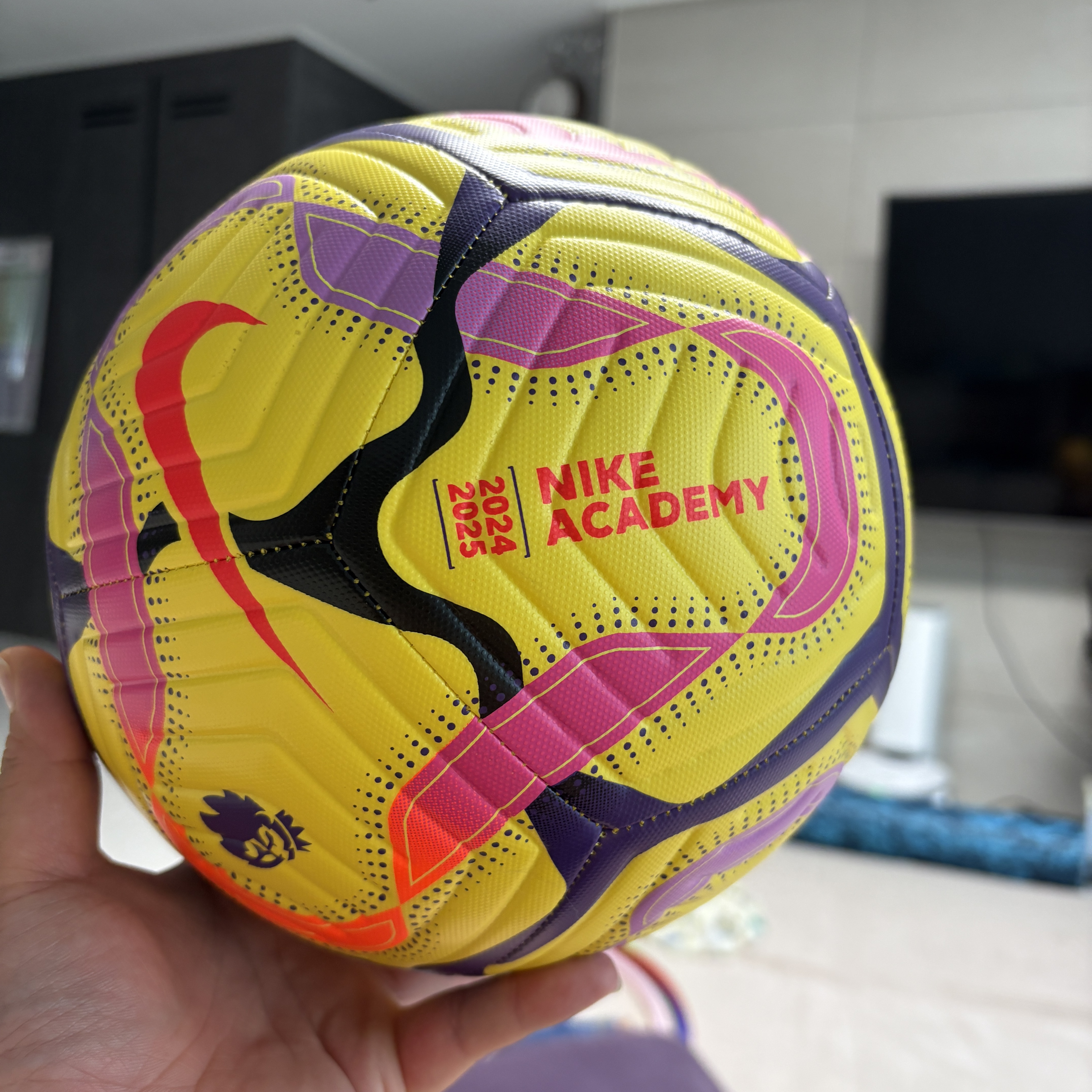 Nike Premier League Academy Football Yellow Fierce Pink 착용 스타일 - 1
