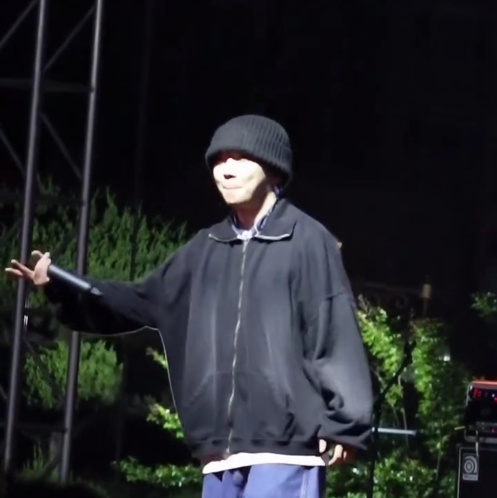 Undermycar Mu.94 Anti Fxxking Logo Play Brush Washed High Neck Zip-up Black, Undermycar Mu.94 Anti Fxxking Logo Play Brush Washed High Neck Zip-up Olive 착용 스타일 - 2