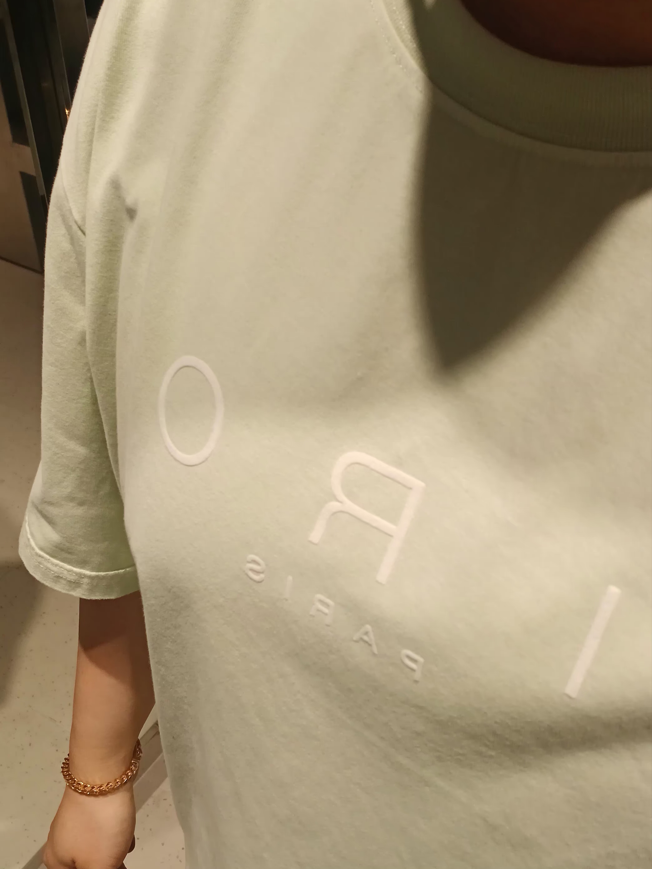 Iro Corin Logo Cotton T-Shirt Beige, IRO Vibrio Banding Color-Block Long Bermuda Shorts Black 착용 스타일 - 3