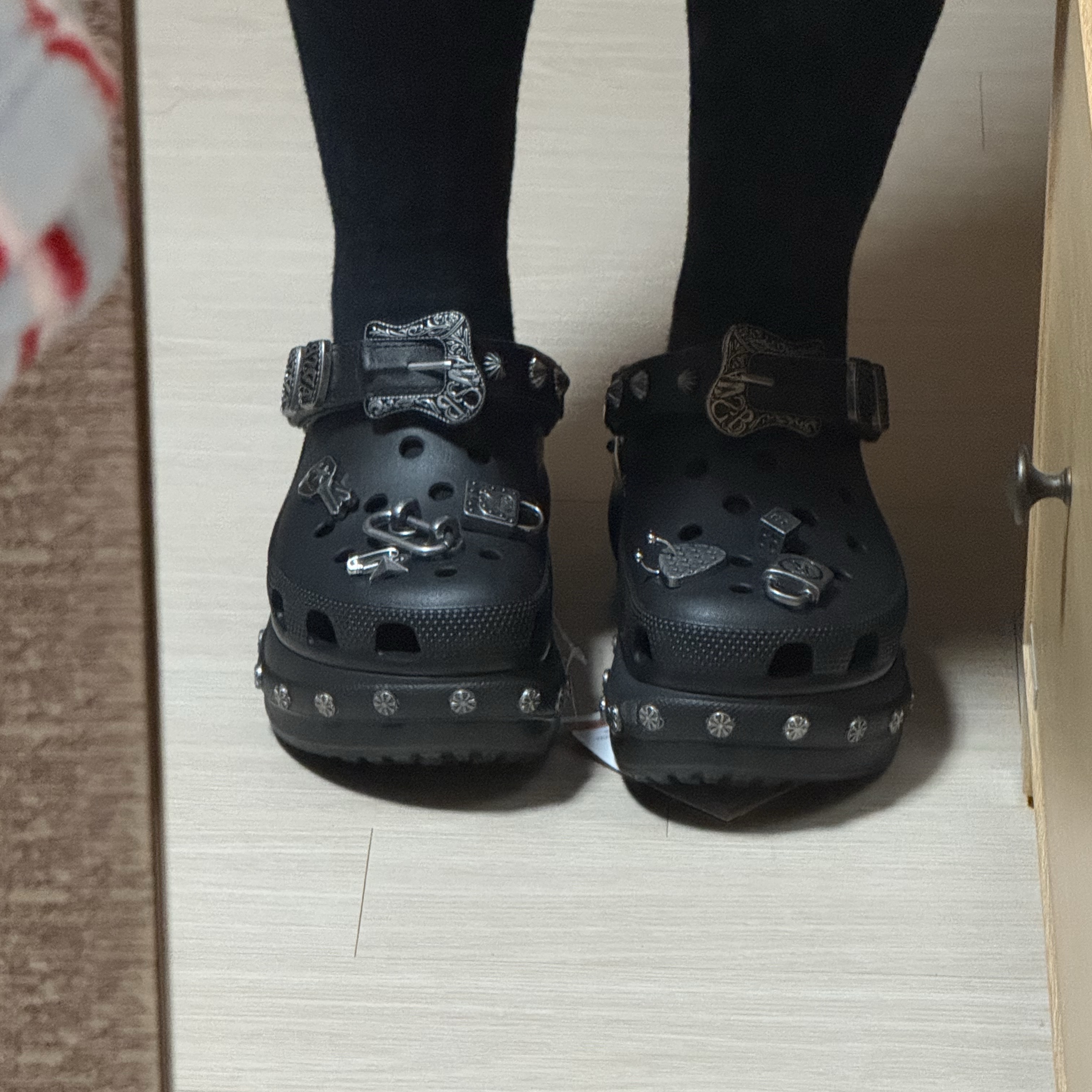(W) Crocs x Andersson Bell Bae Clog Black 착용 스타일