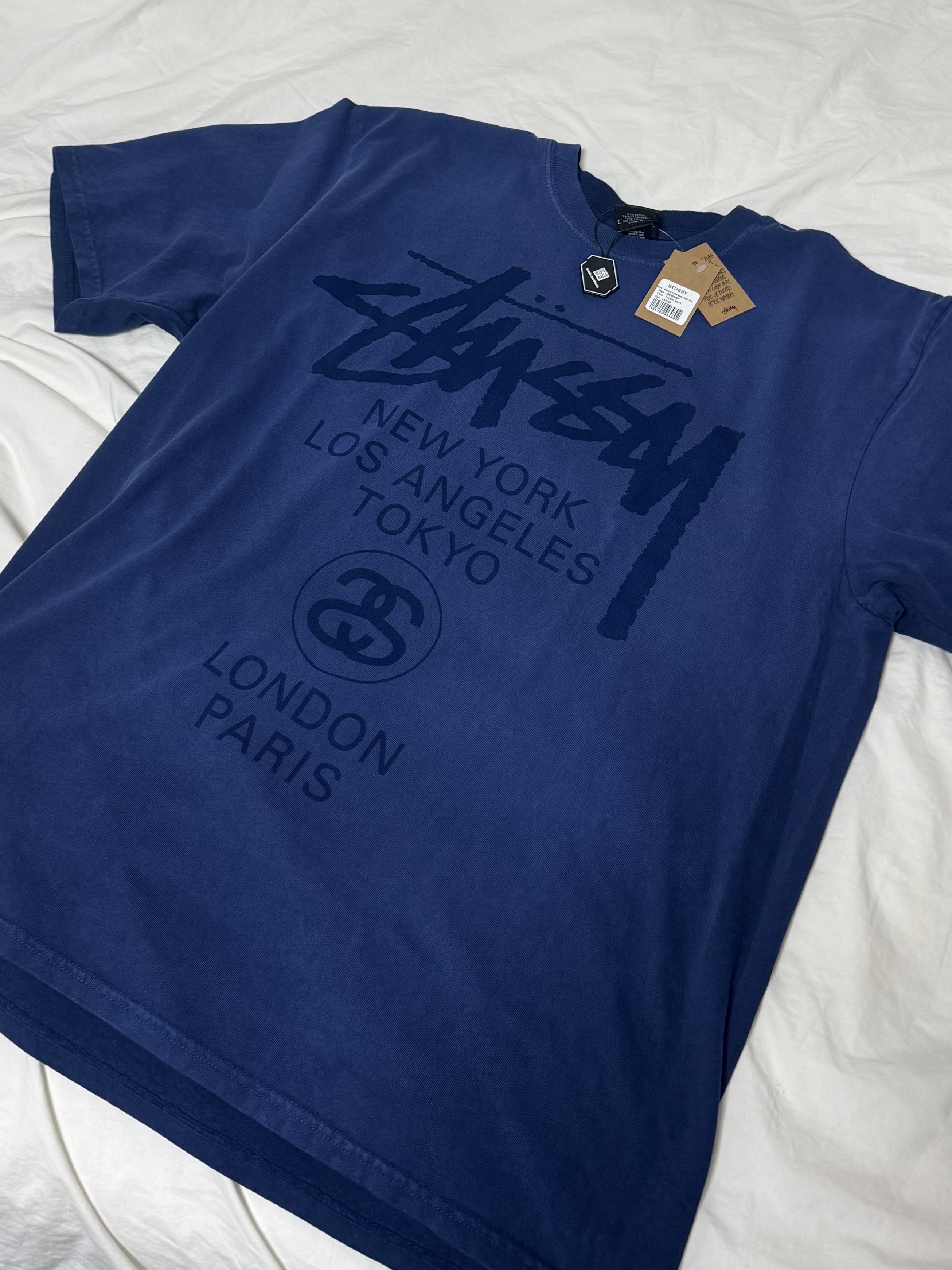 Stussy World Tour T-Shirt Sun Faded Navy, Stussy World Tour T-Shirt Sun Faded Brown 착용 스타일 - 1