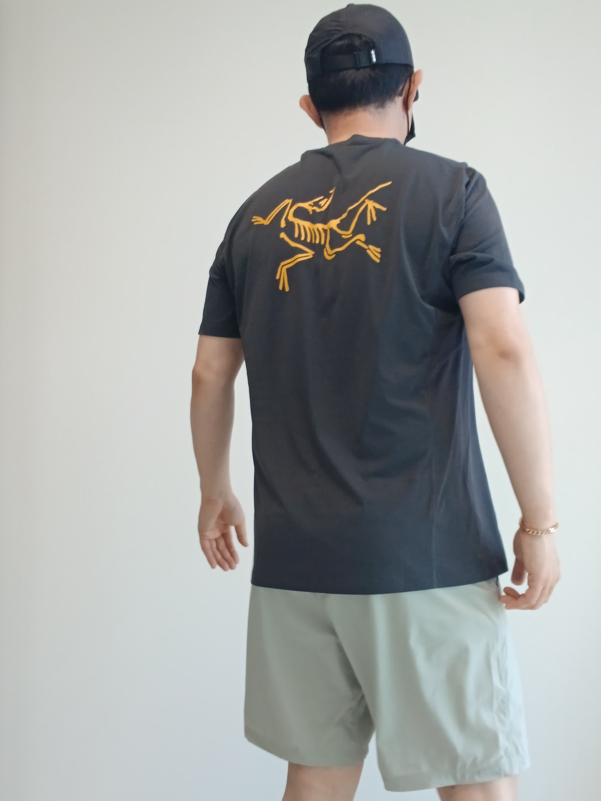Nike ACG Trail Cap Black, Arc'teryx Motus Arcword Crew SS T-Shirt Black Heather 착용 스타일 - 3