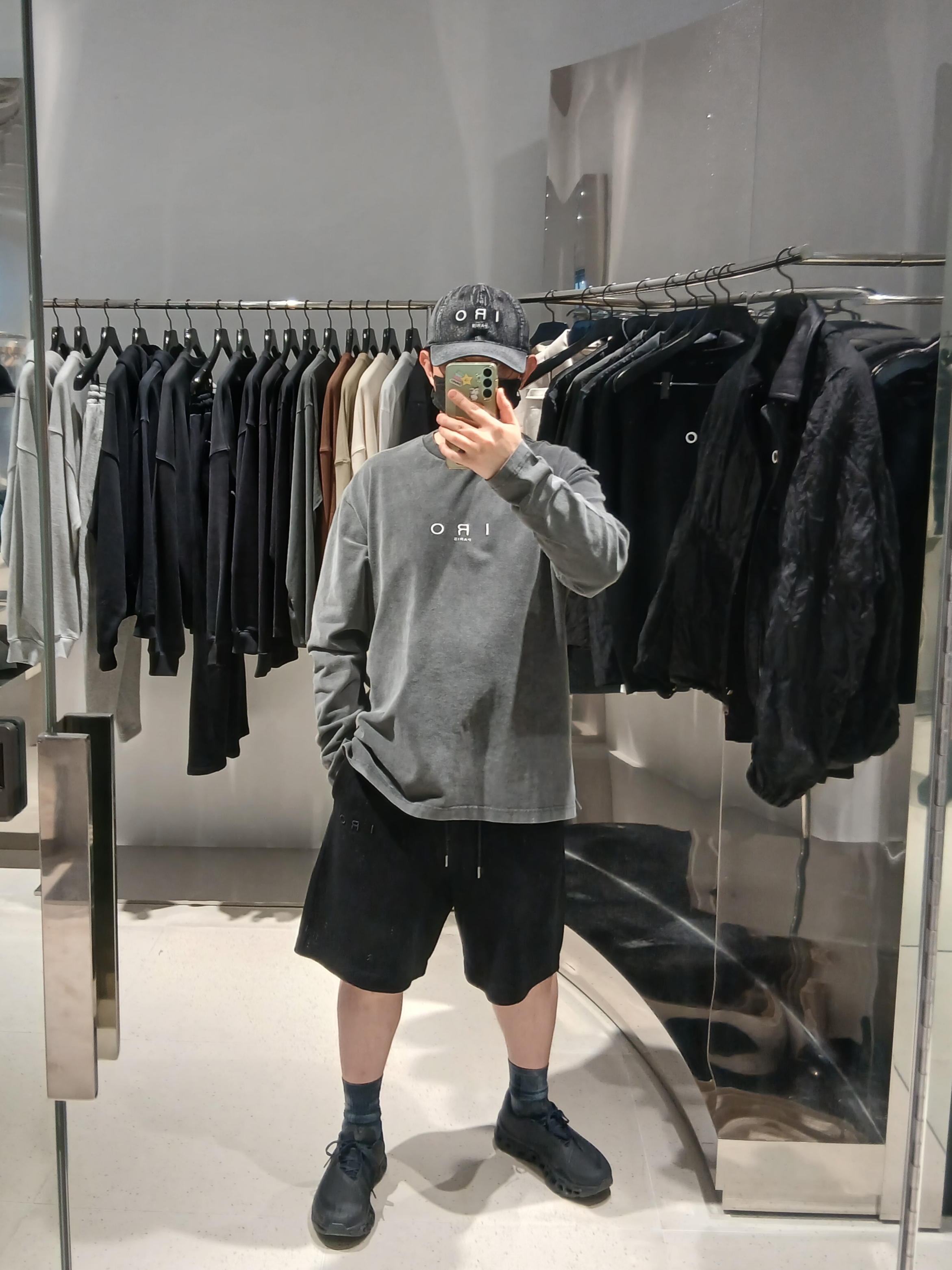 Iro Caris Pigment Washed Logo Long Sleeve T-Shirt Gray, Iro Troyes Iro Logo Denim Ballcap Black 착용 스타일 - 1