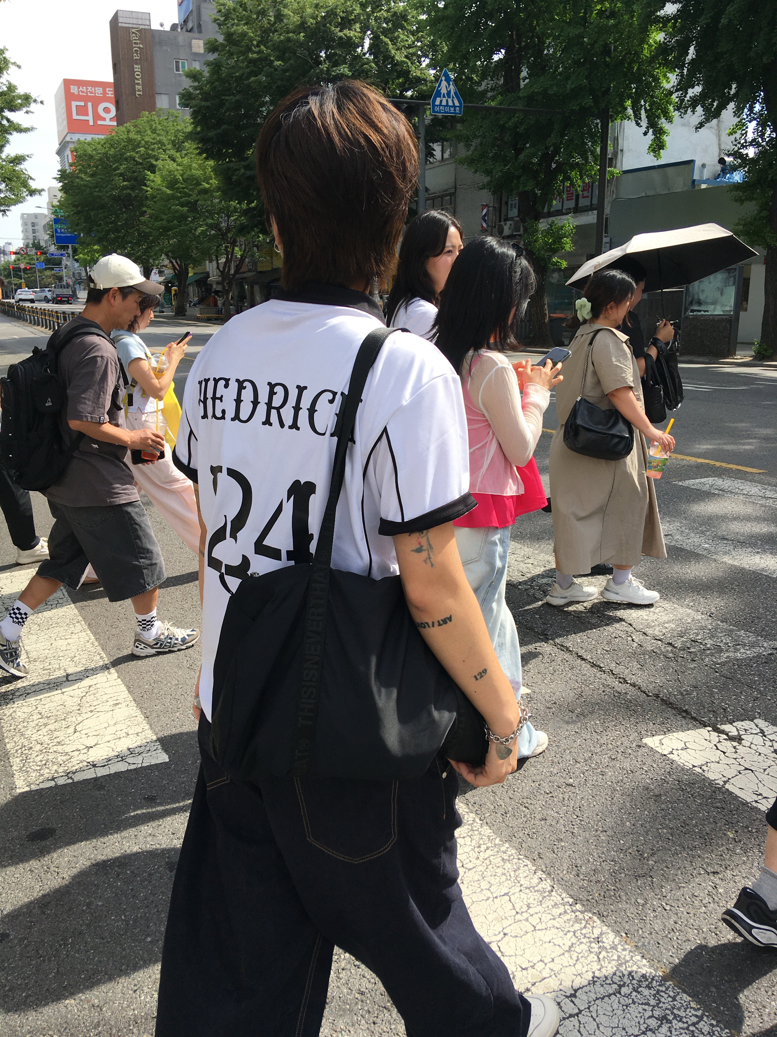 CDG Backpack Black, Telfar Medium Shopping Bag Black 착용 스타일 - 3
