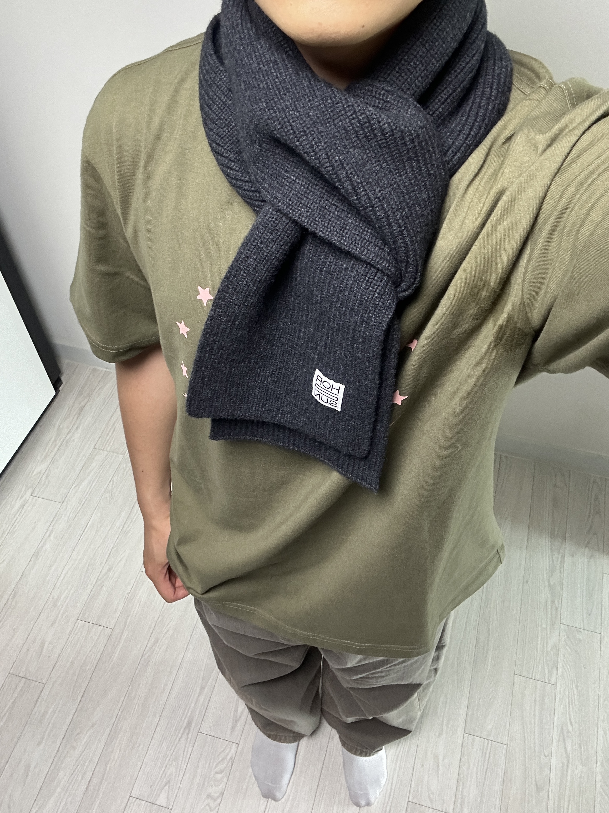 Horlisun x Havati x BUJ Skiff Superfine Wool Knit Rib Muffler Melange Navy 착용 스타일 - 1