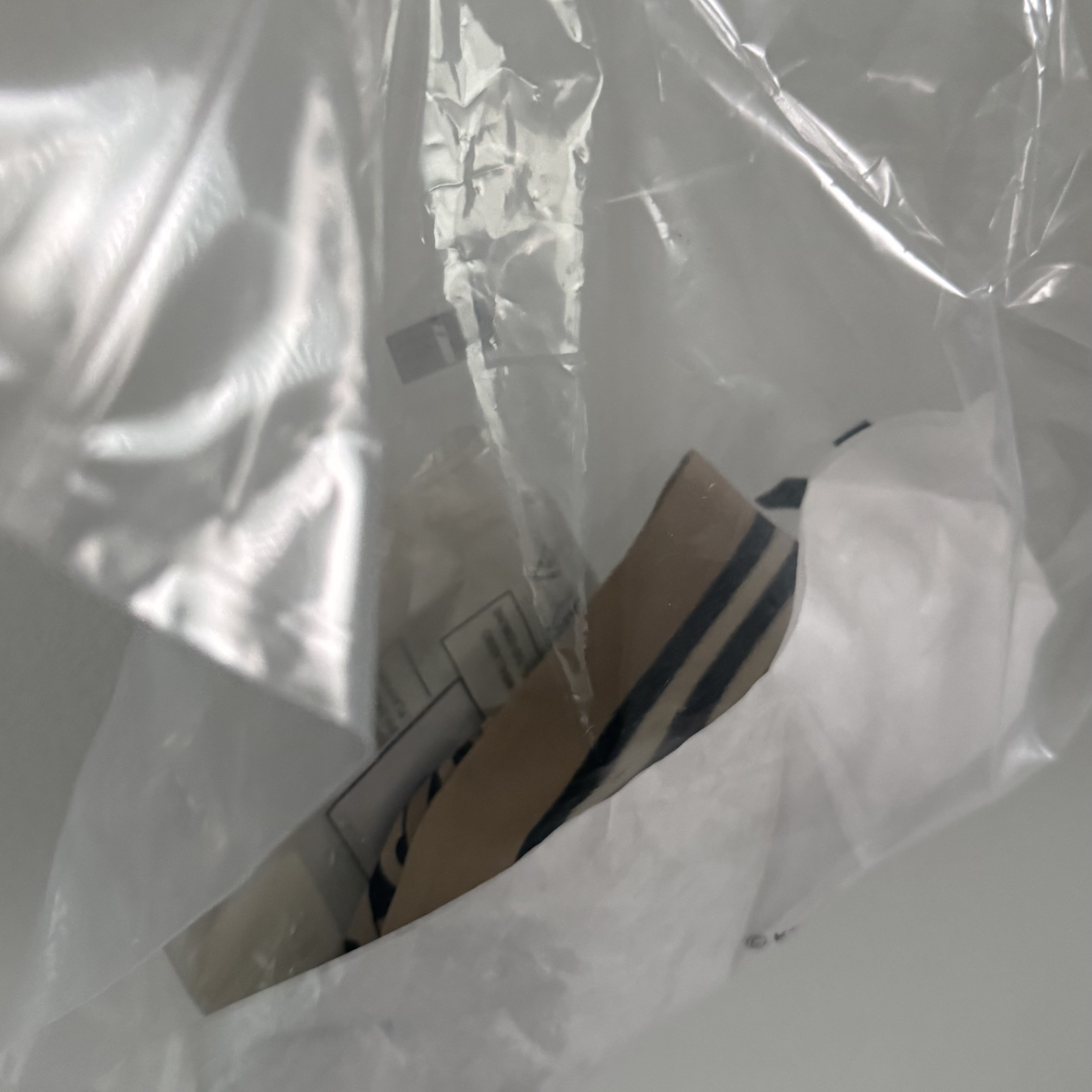 (W) Burberry Montage Print Silk Skinny Scarf Archive Beige 착용 스타일 - 2